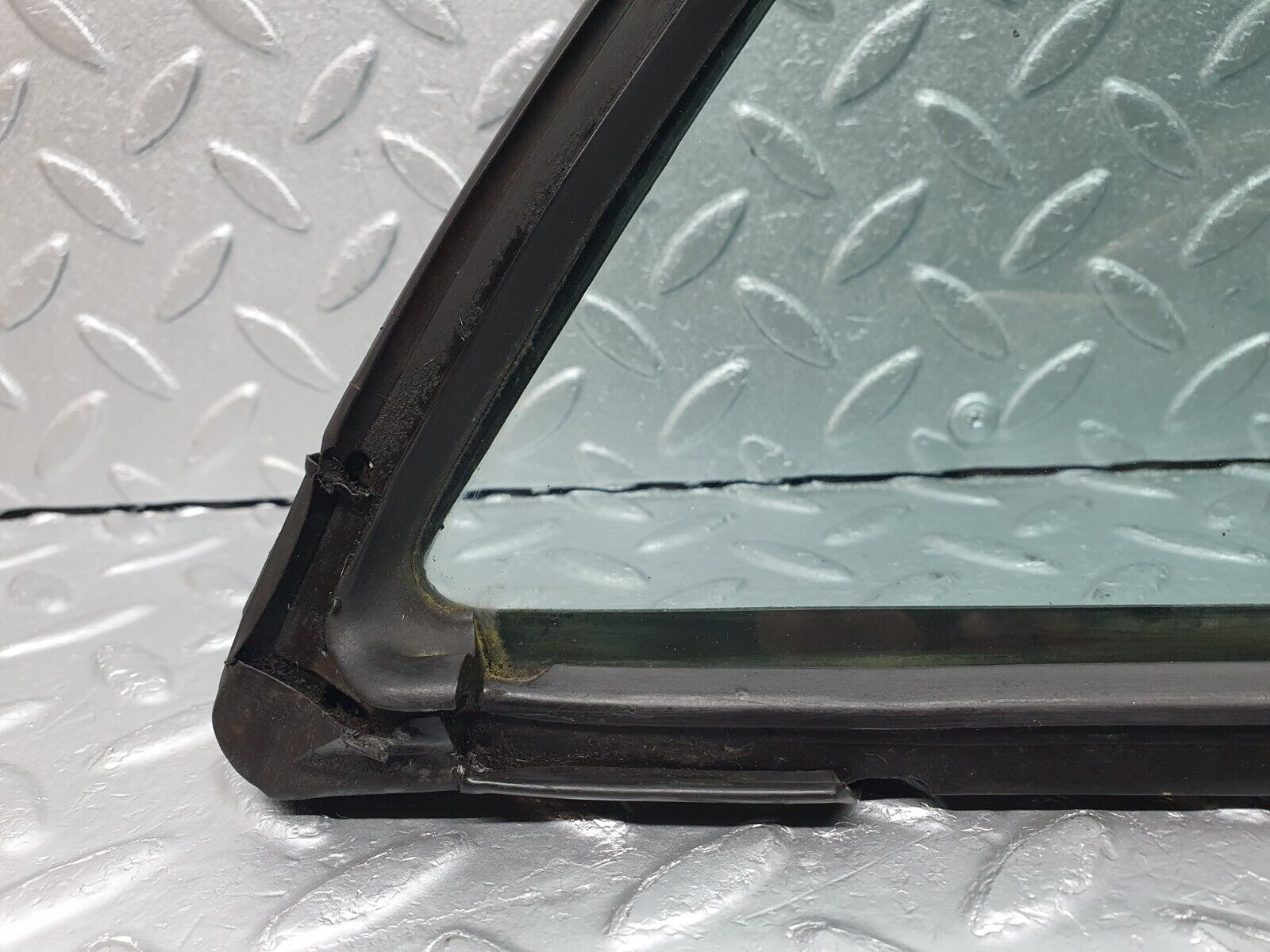 41410 Mercedes-Benz W124 200E Rear Right Quarter Window Glass 1247350624