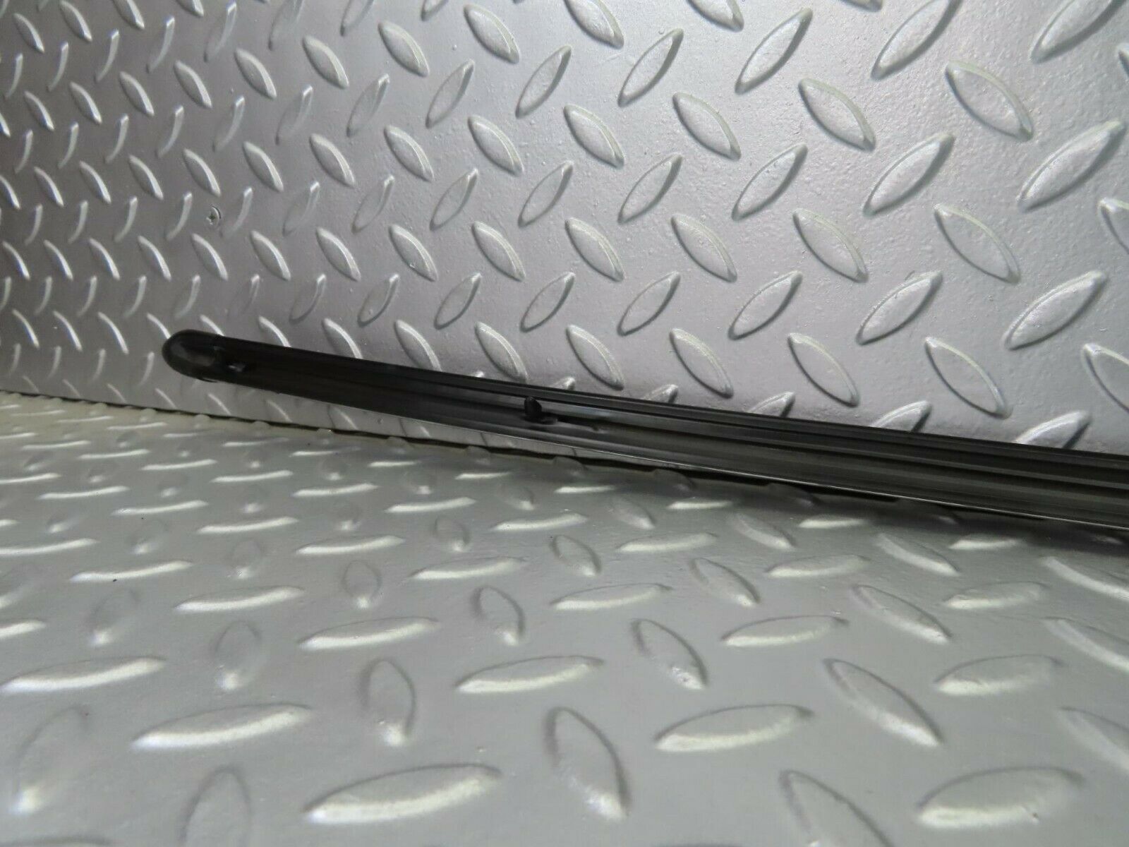 10267 Mercedes-Benz W123 Front Left Fender Wing Centre Moulding Trim