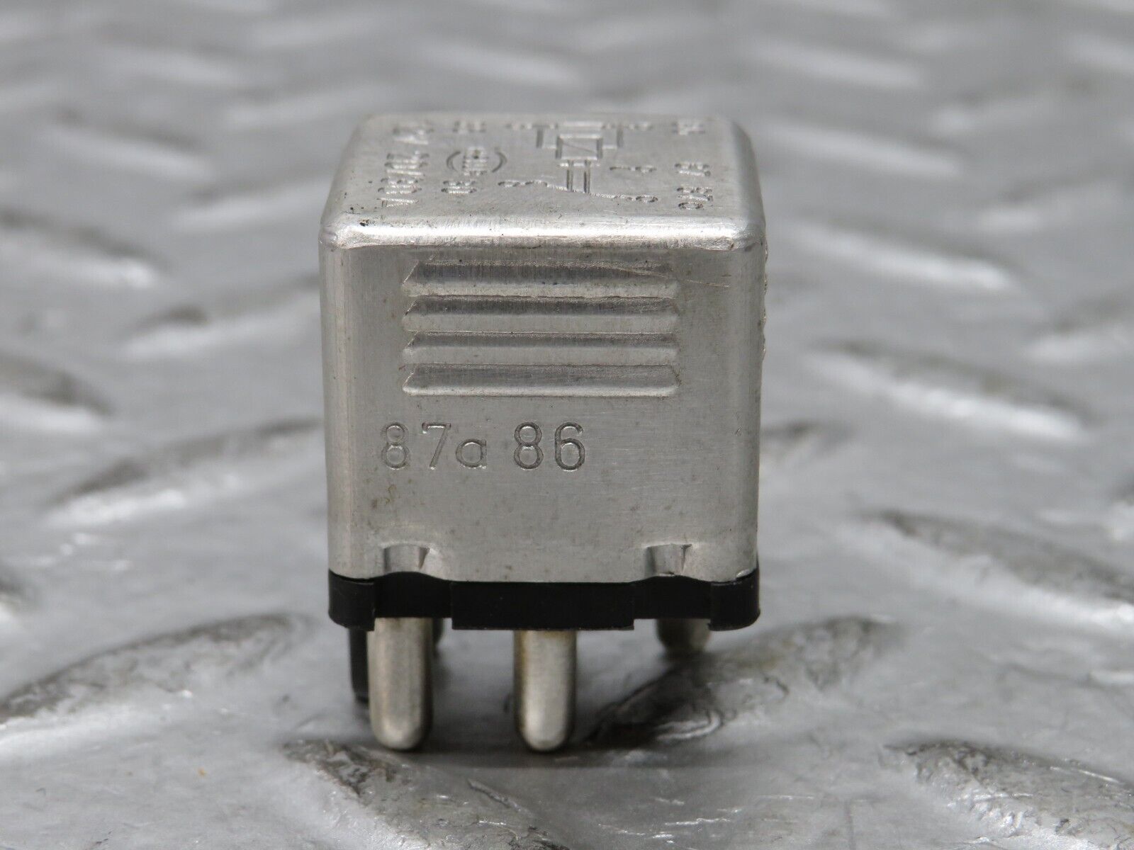27198 Mercedes-Benz W123 280E Multi Purpose Relay 0015420219