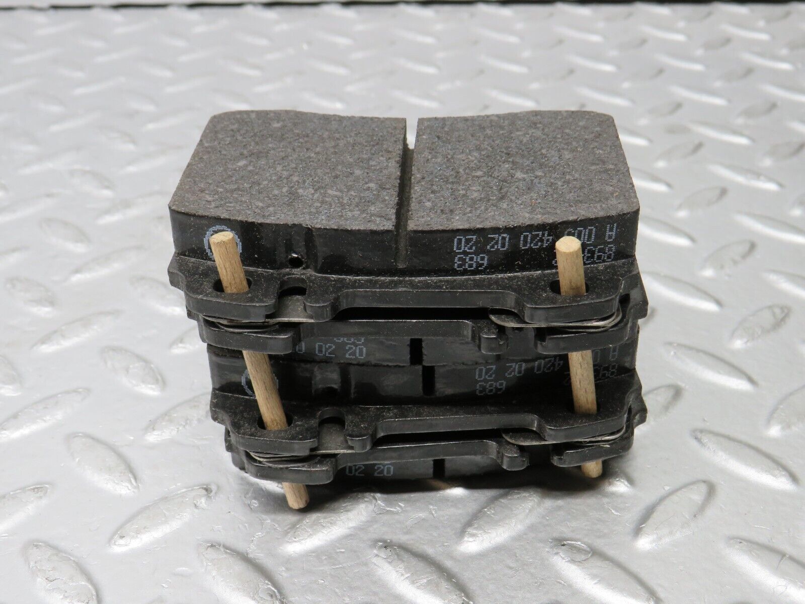 38209 Mercedes-Benz W124 R129 Genuine Front Brake Pads New 0054200220