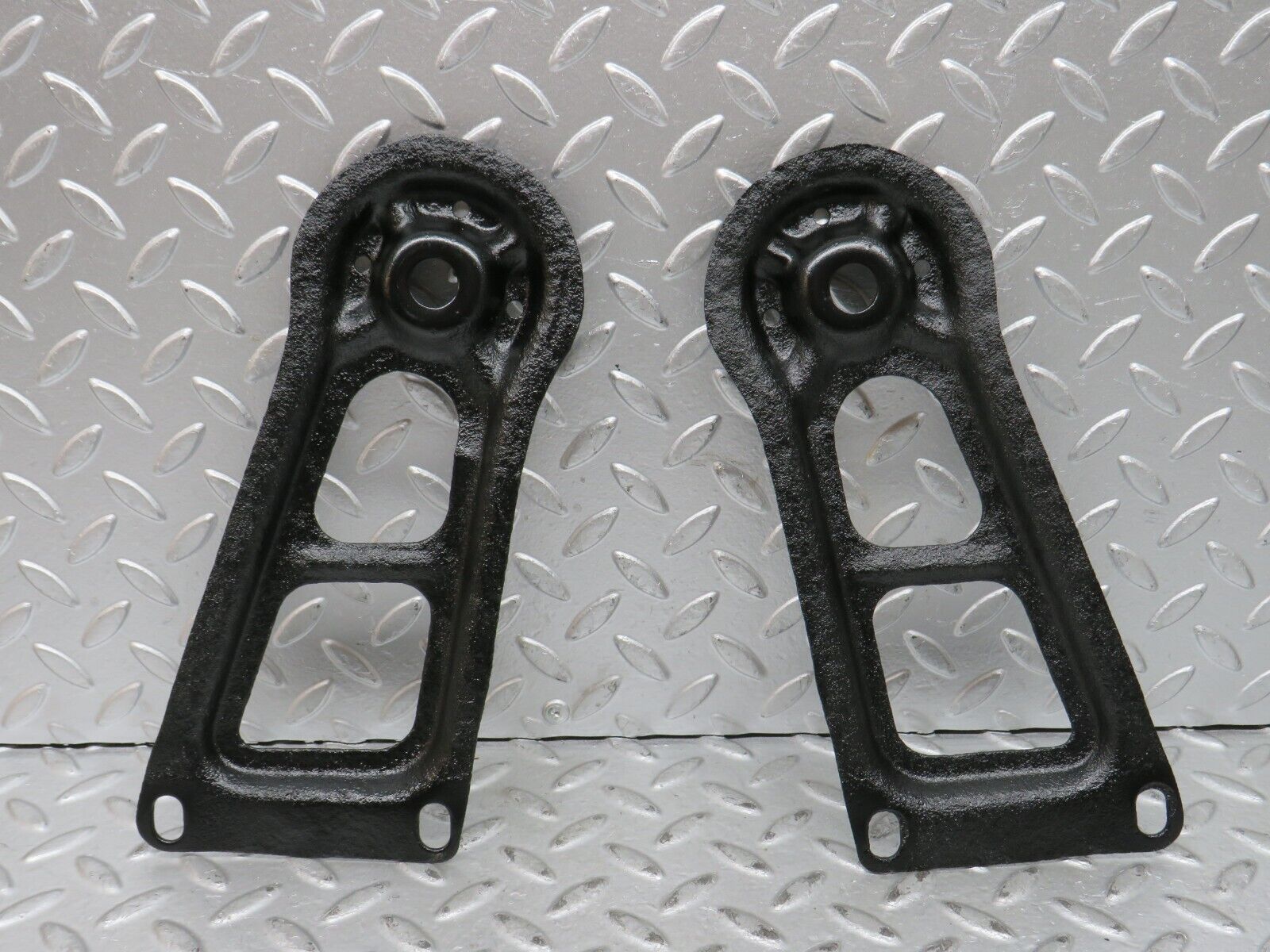 28515 Mercedes-Benz S123 Wagon Rear Suspension Axle Mounting Bracket