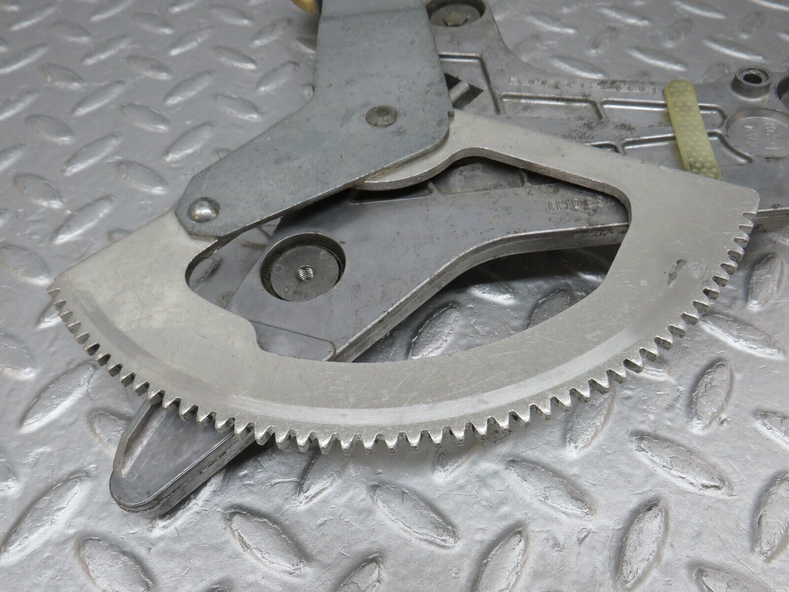 35986 Mercedes-Benz W126 420SE Rear Left Power Window Regulator 1267350111