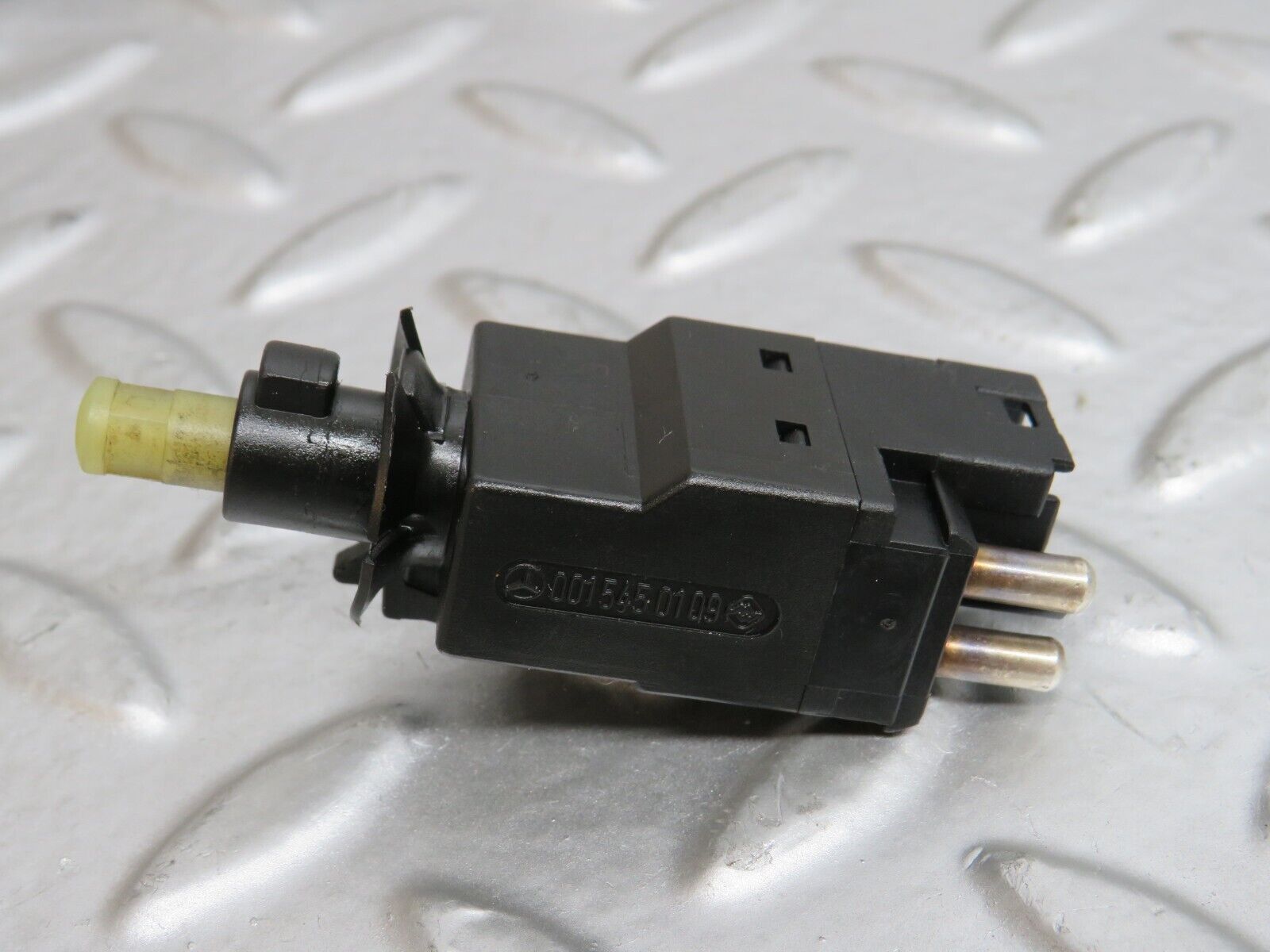 29178 Mercedes-Benz C124 320CE Coupe Brake Light Switch 0015450109