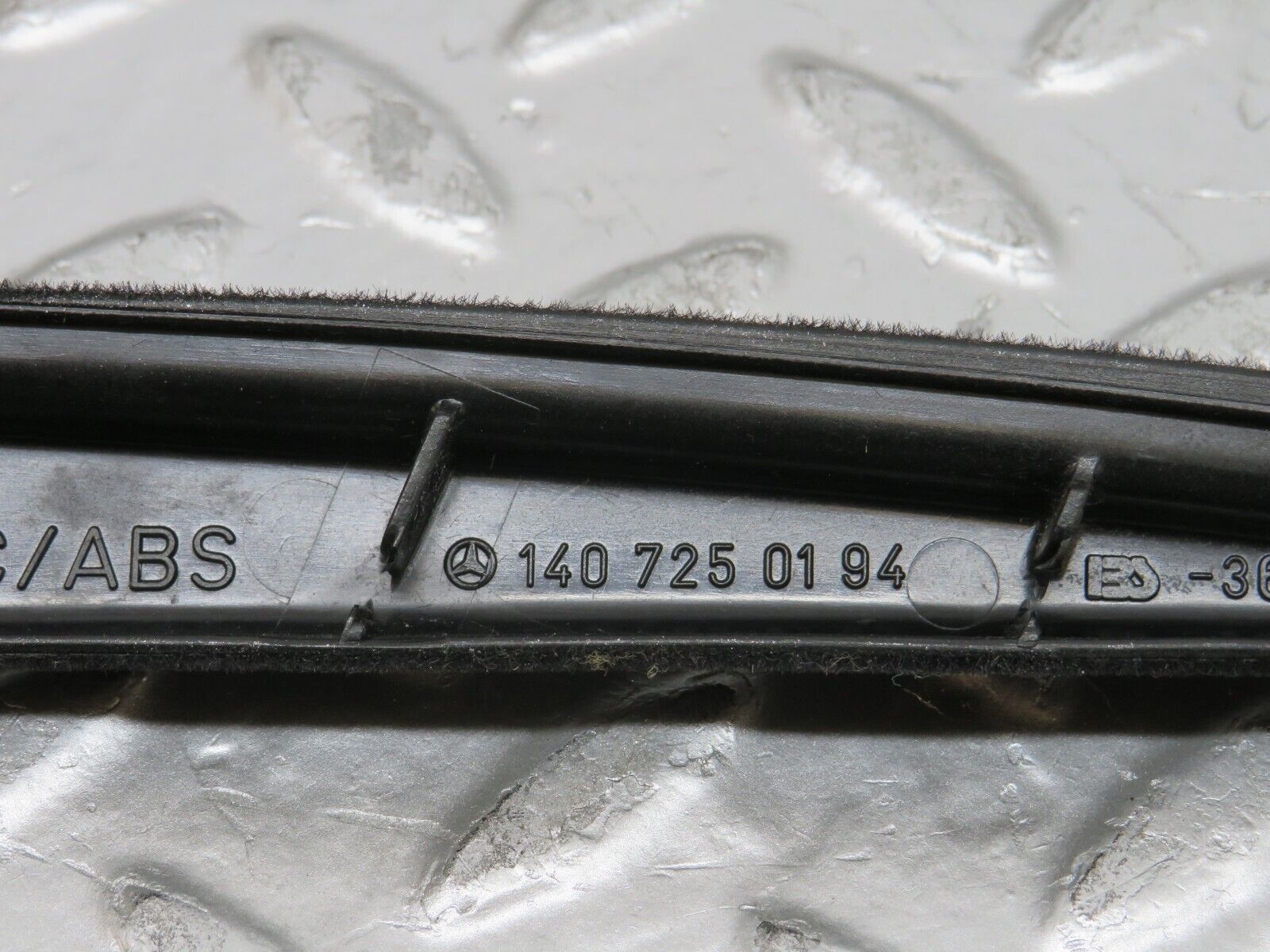 25043 Mercedes-Benz W140 S320 Front Door Window Trim Pair 1407250194 140725029