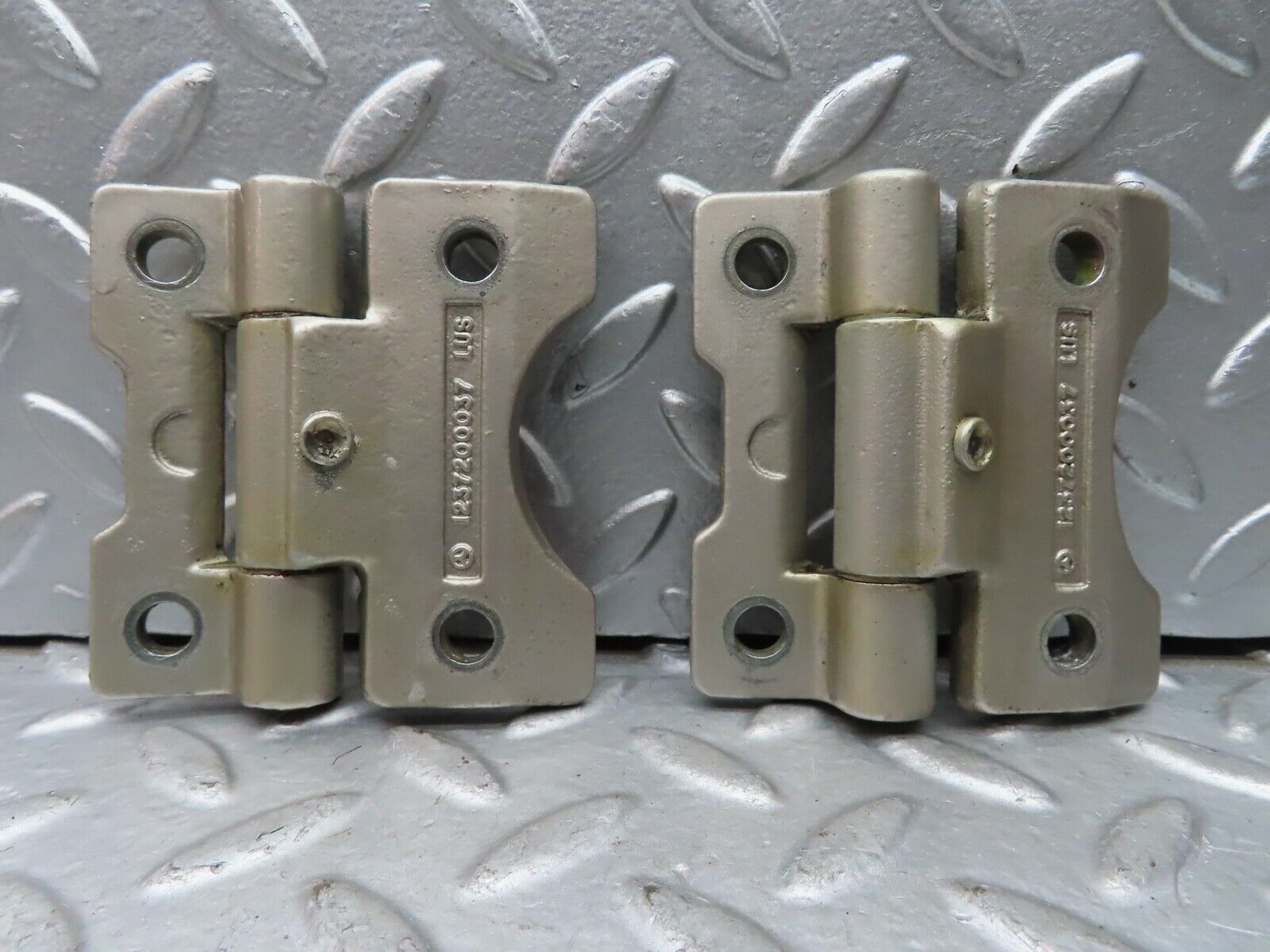 21488 Mercedes-Benz W126 300SE Door Hinges Pair 1237200037