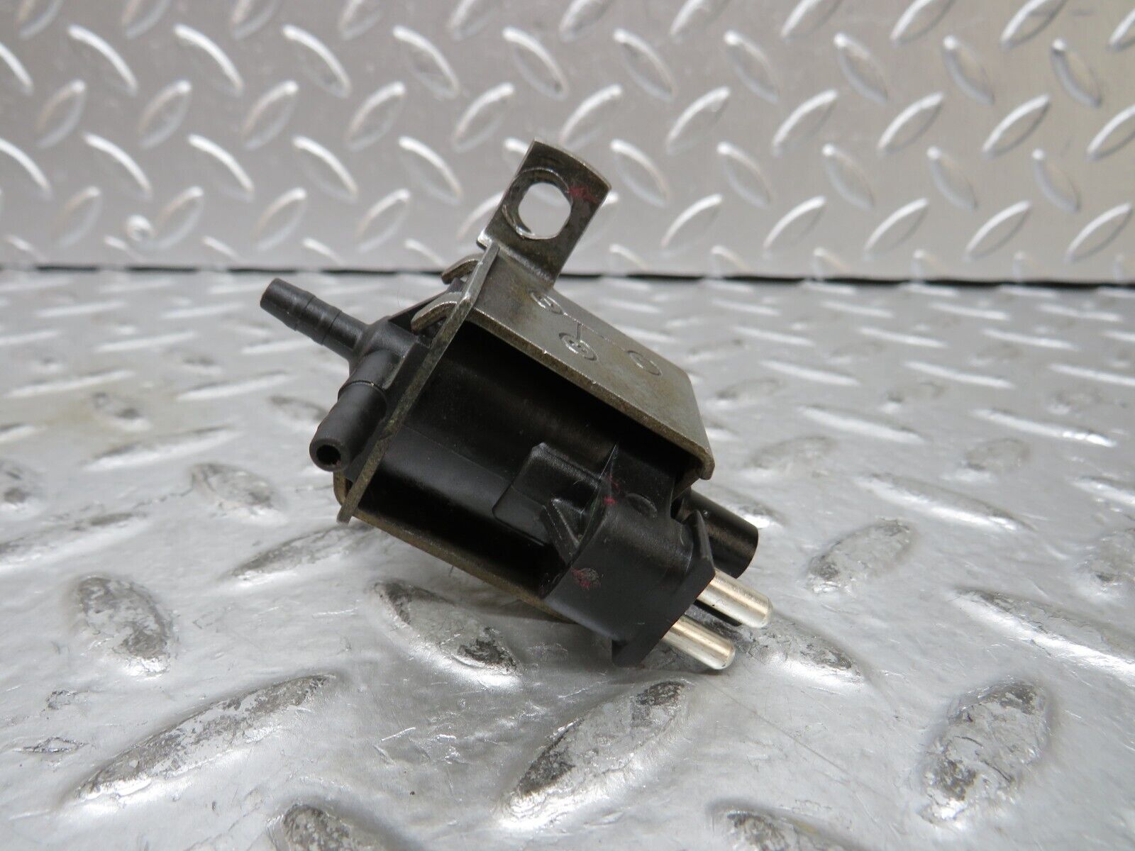 27400 Mercedes-Benz W123 280E Vacuum Control Valve Pierburg 0015407097