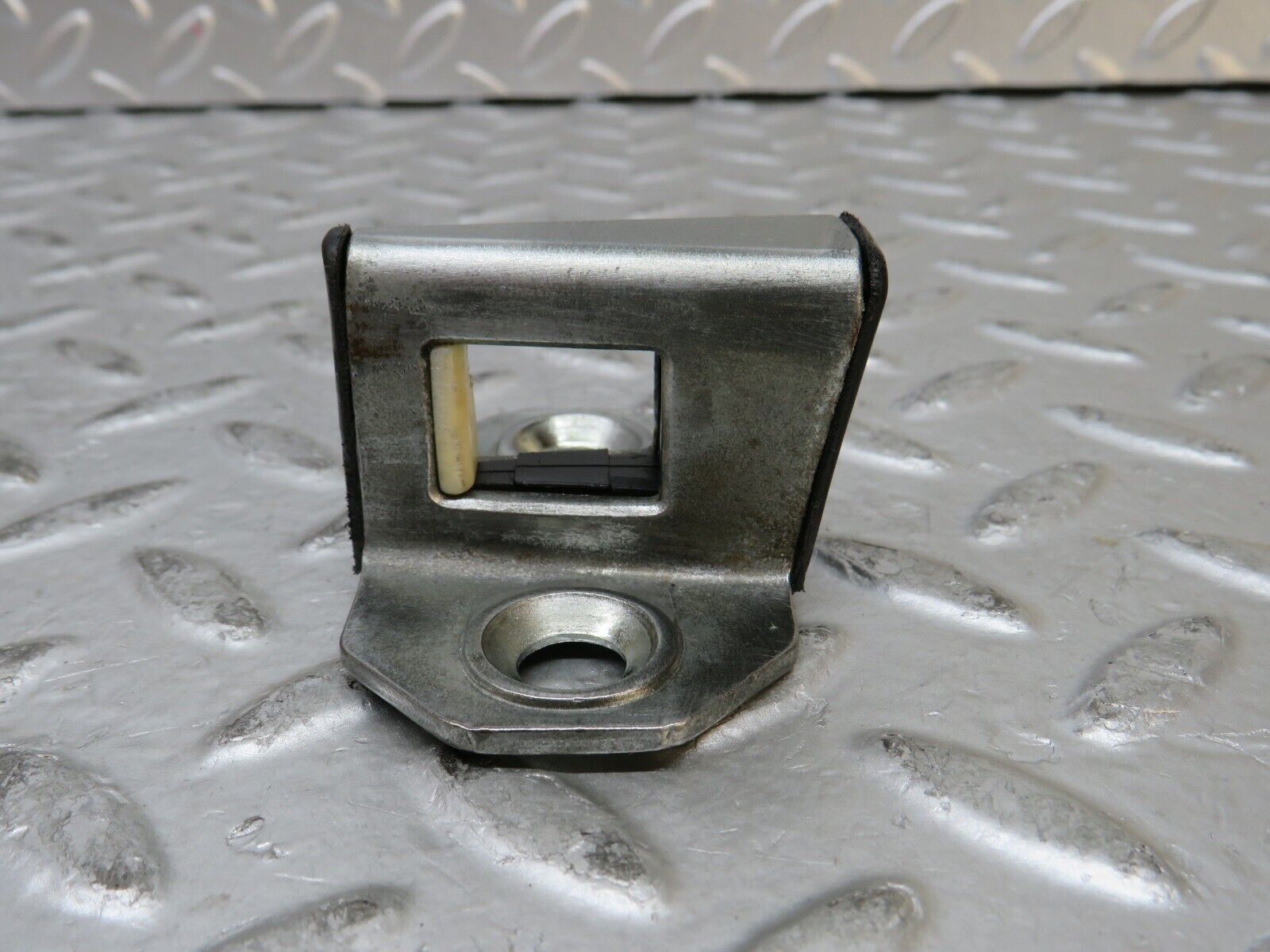 27745 Mercedes-Benz S124 300TE Wagon Door Lock Latch