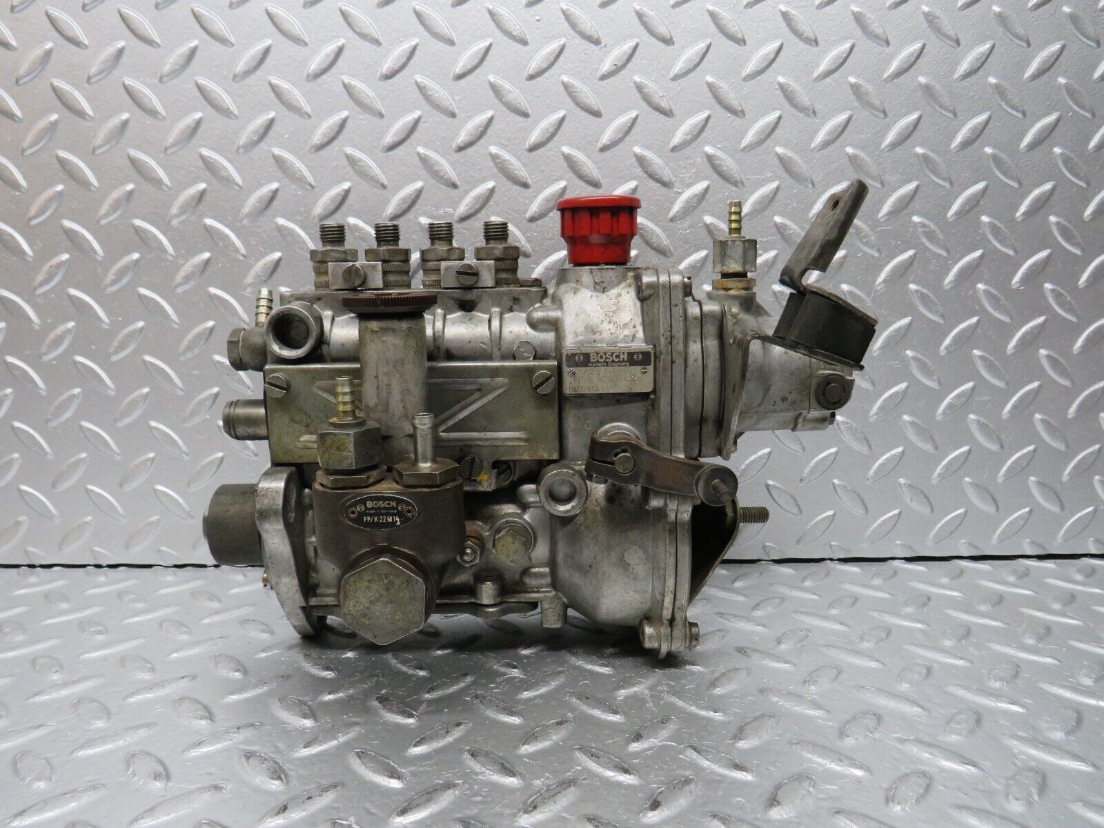 31102 Mercedes-Benz W123 200D Diesel Fuel Injection Pump Bosch 72210320 0400114074