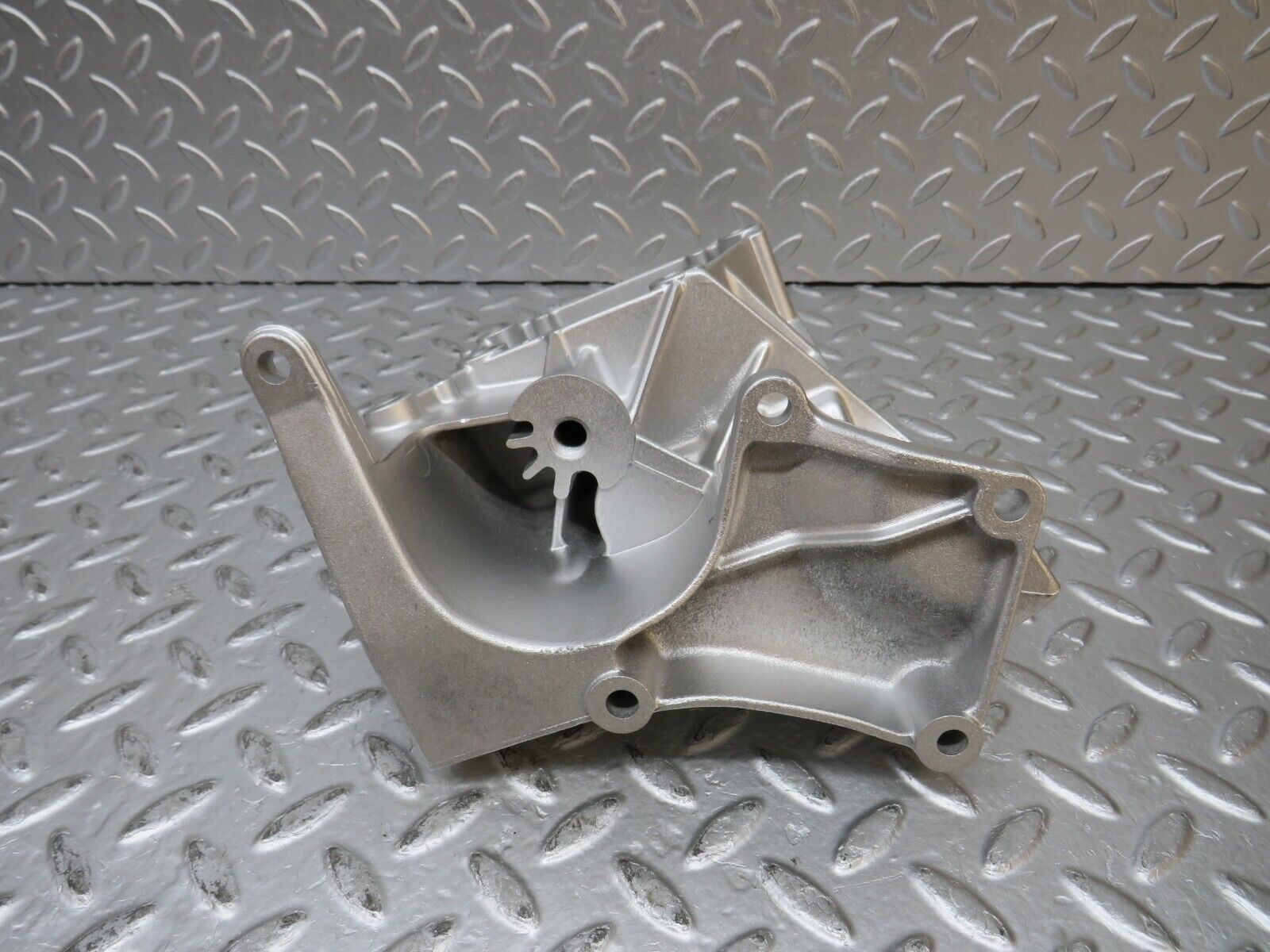 31879 Mercedes-Benz W201 190LE 1.8L Power Steering Pump Bracket 1022361330