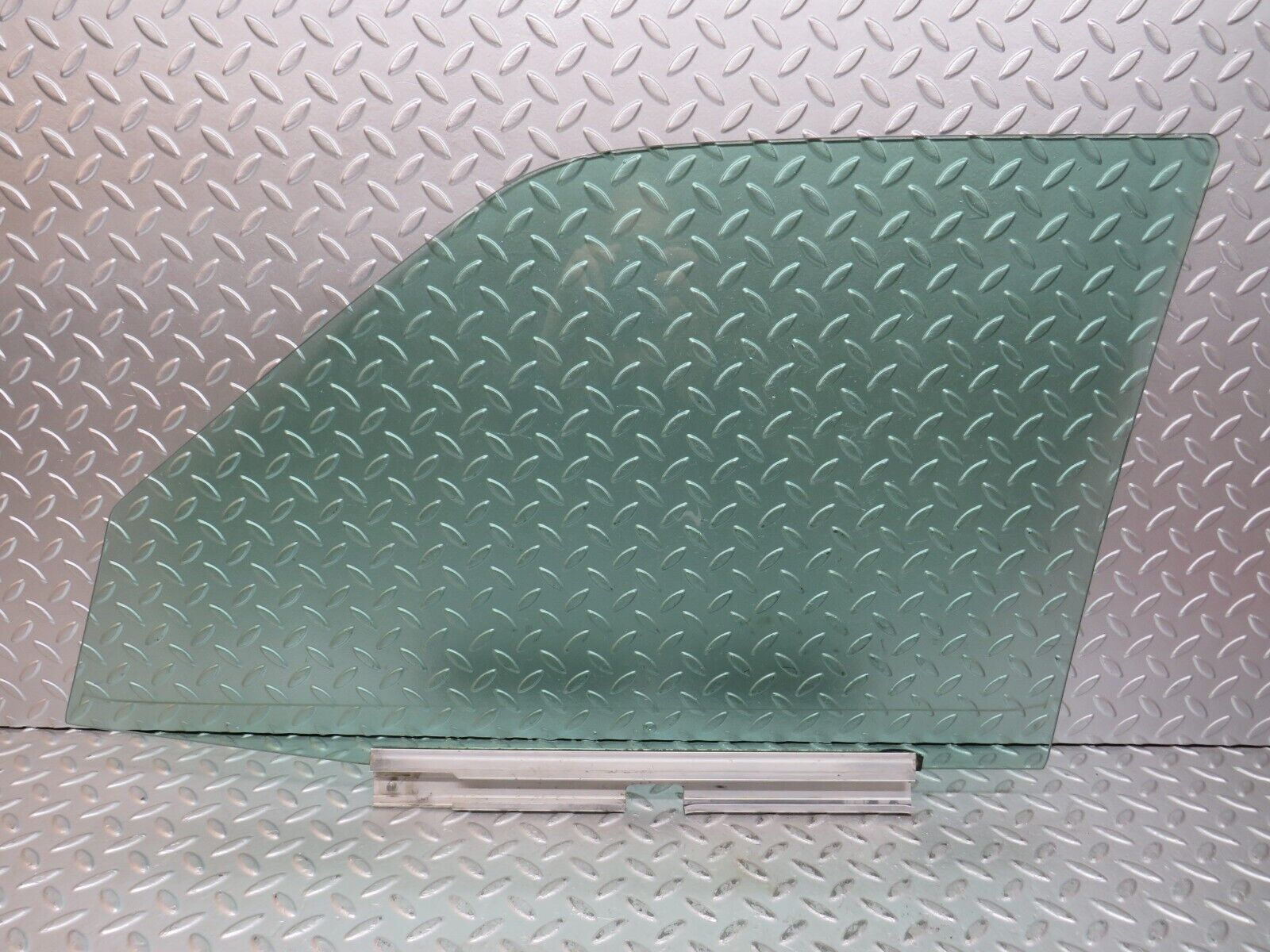 27676 Mercedes-Benz S124 300TE Wagon Front Right Door Window Glass