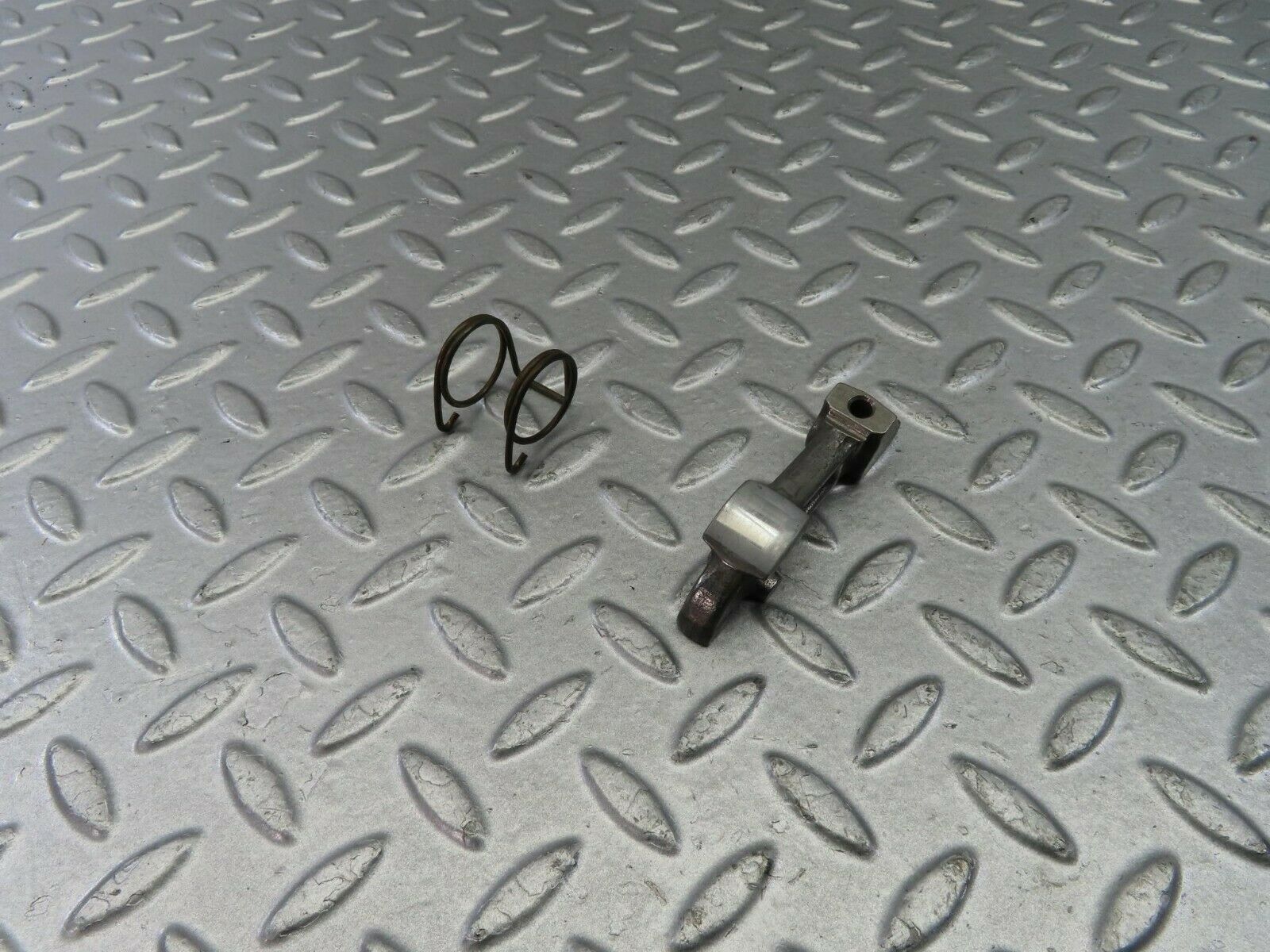 9137 Mercedes-Benz W108 Valve Rocker Arm With Retaining Spring