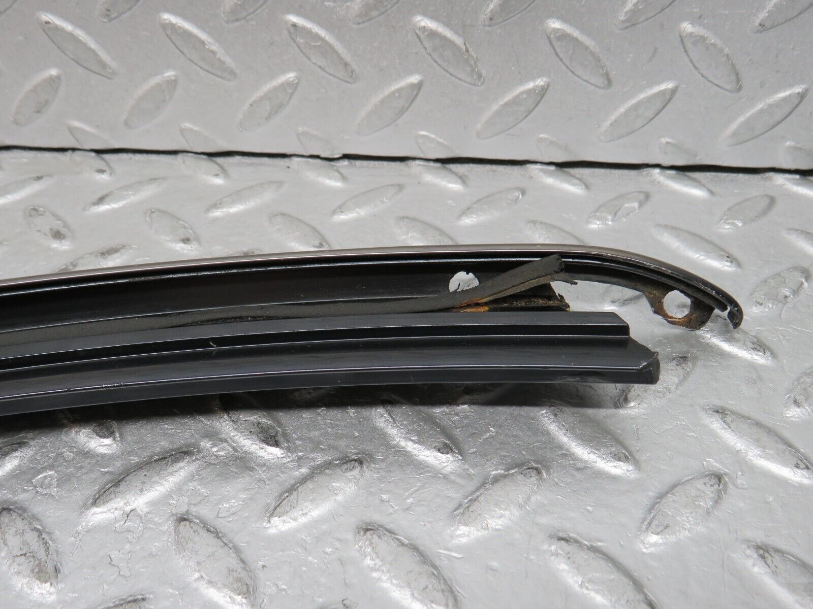 37889 Mercedes-Benz A124 320E Cabriolet Windscreen Top Moulding Trim