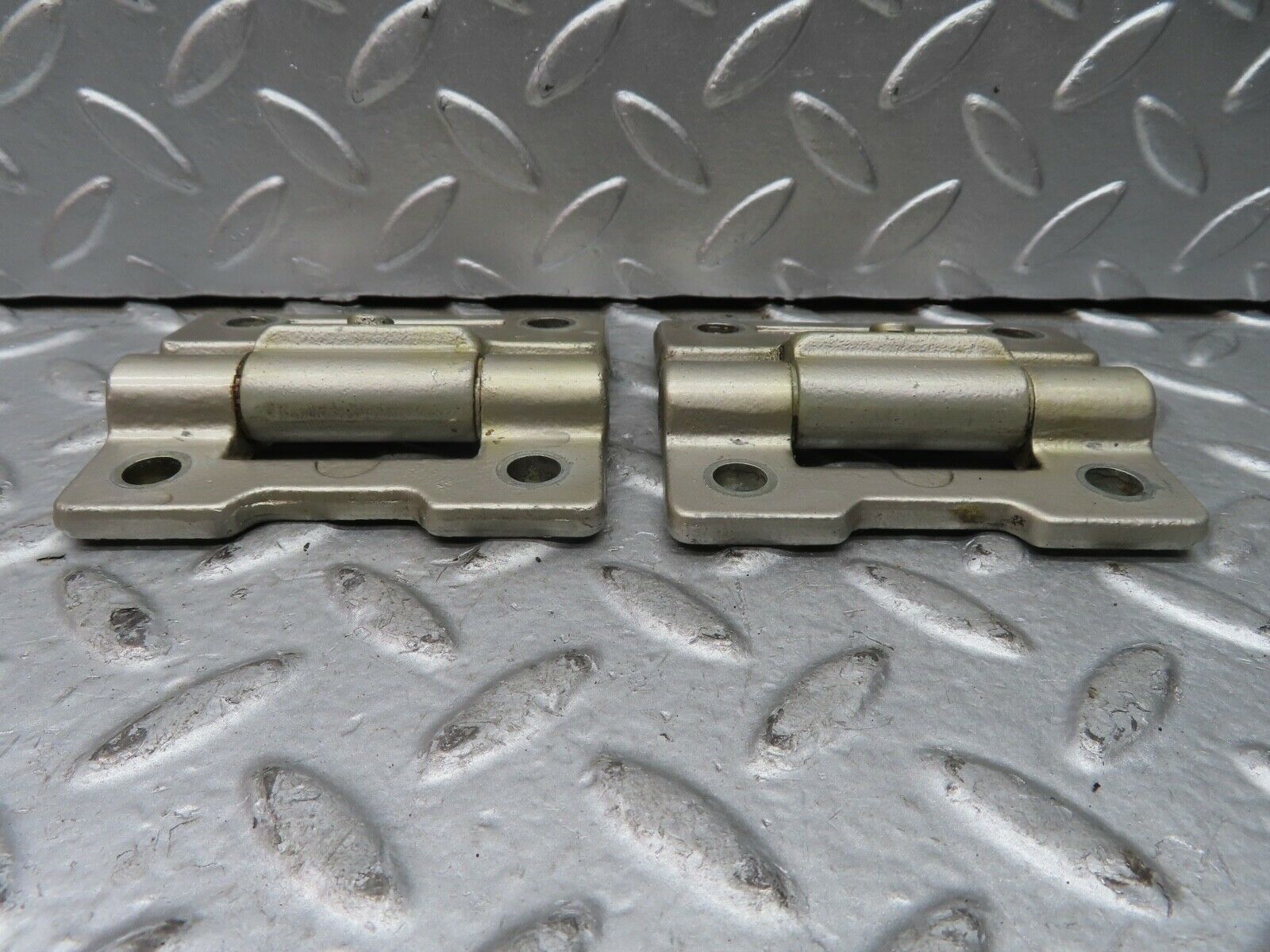 21488 Mercedes-Benz W126 300SE Door Hinges Pair 1237200037