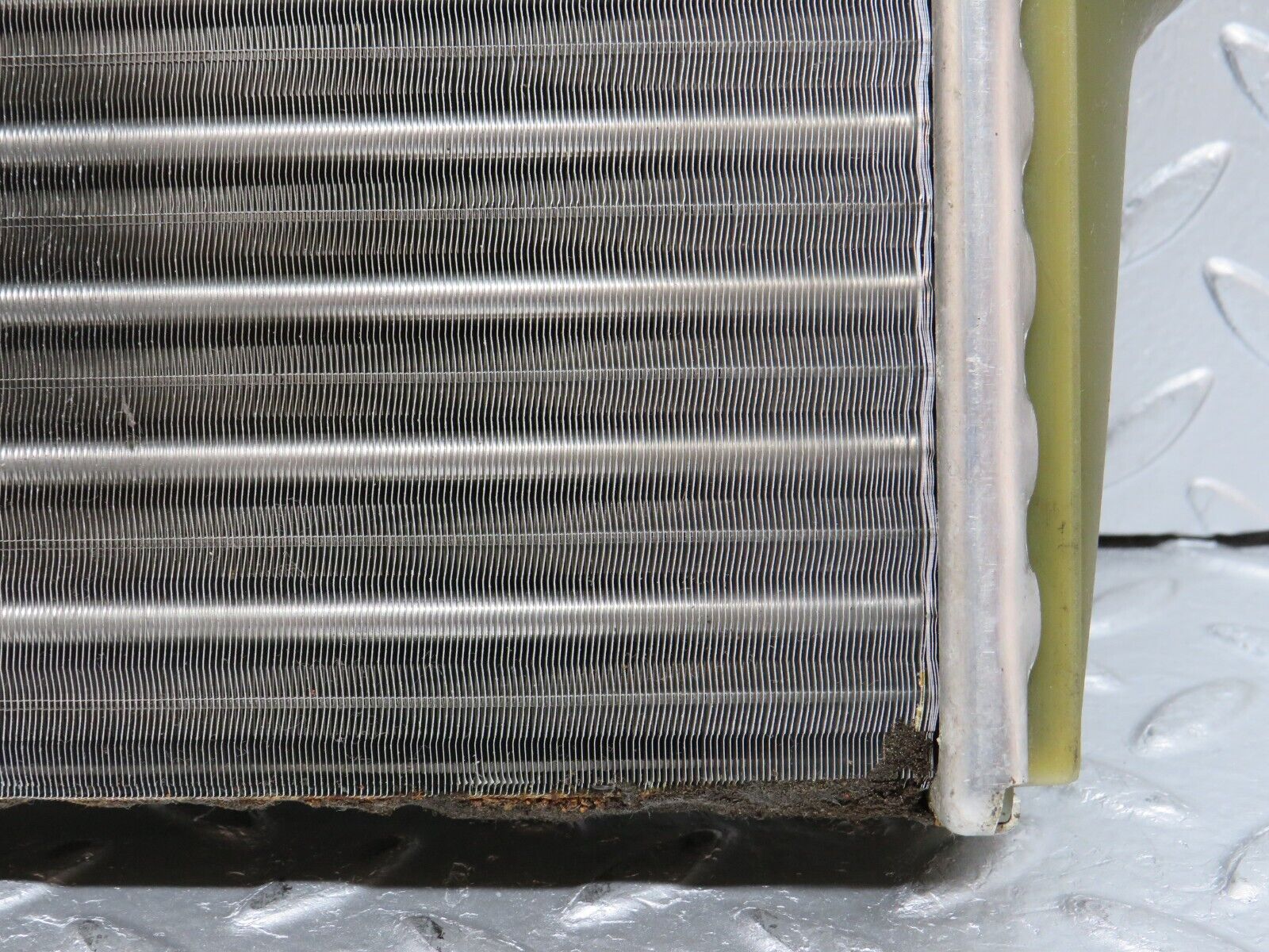31434 Mercedes-Benz S124 220TE Wagon Heater Radiator Behr 90.565.00.047