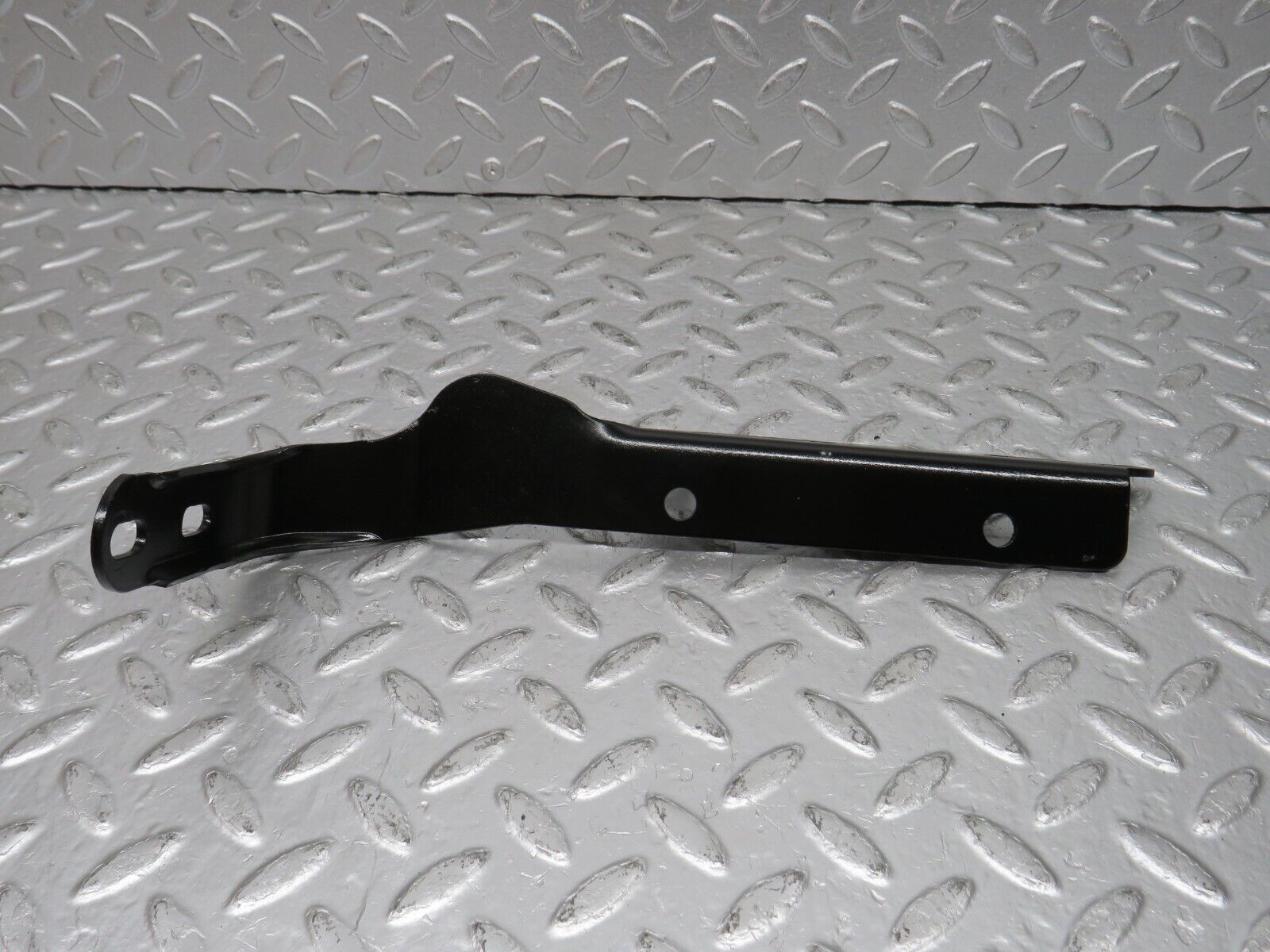 33399 Mercedes-Benz W202 C180 Exhaust Holder Bracket 2104921841