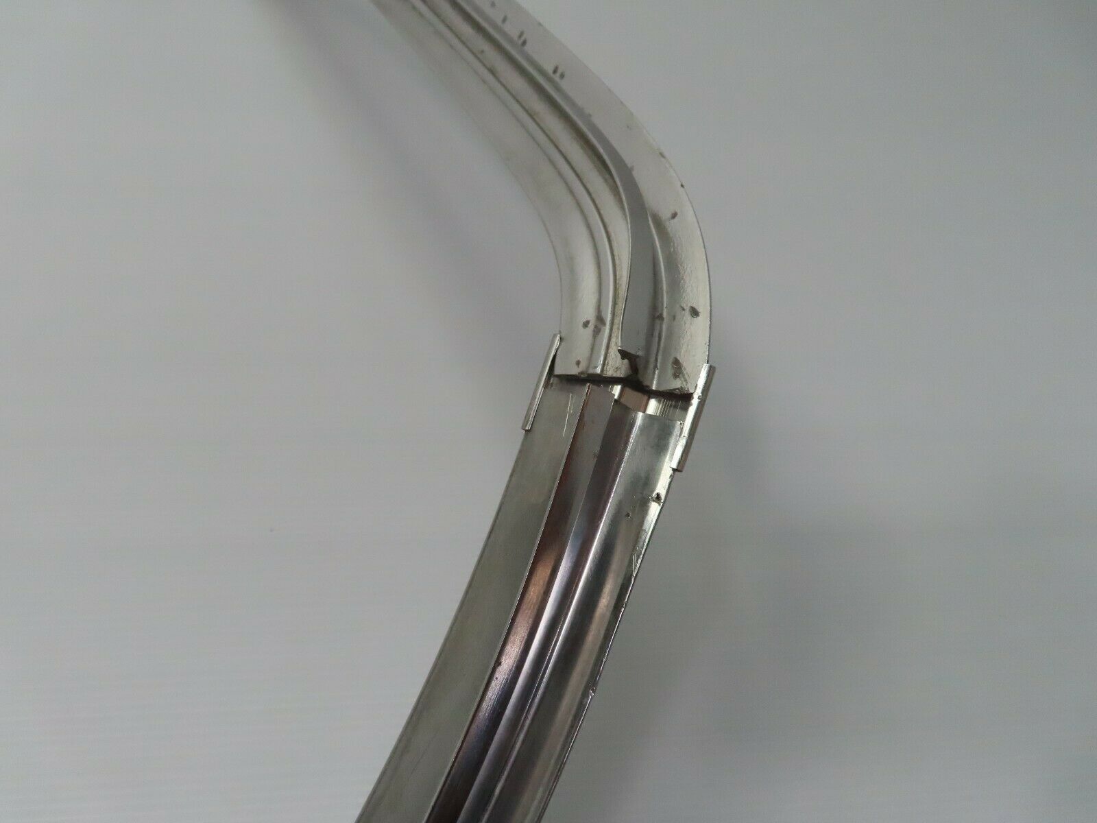 7173 Mercedes-Benz C107 350 SLC Rear Windscreen Chrome Frame