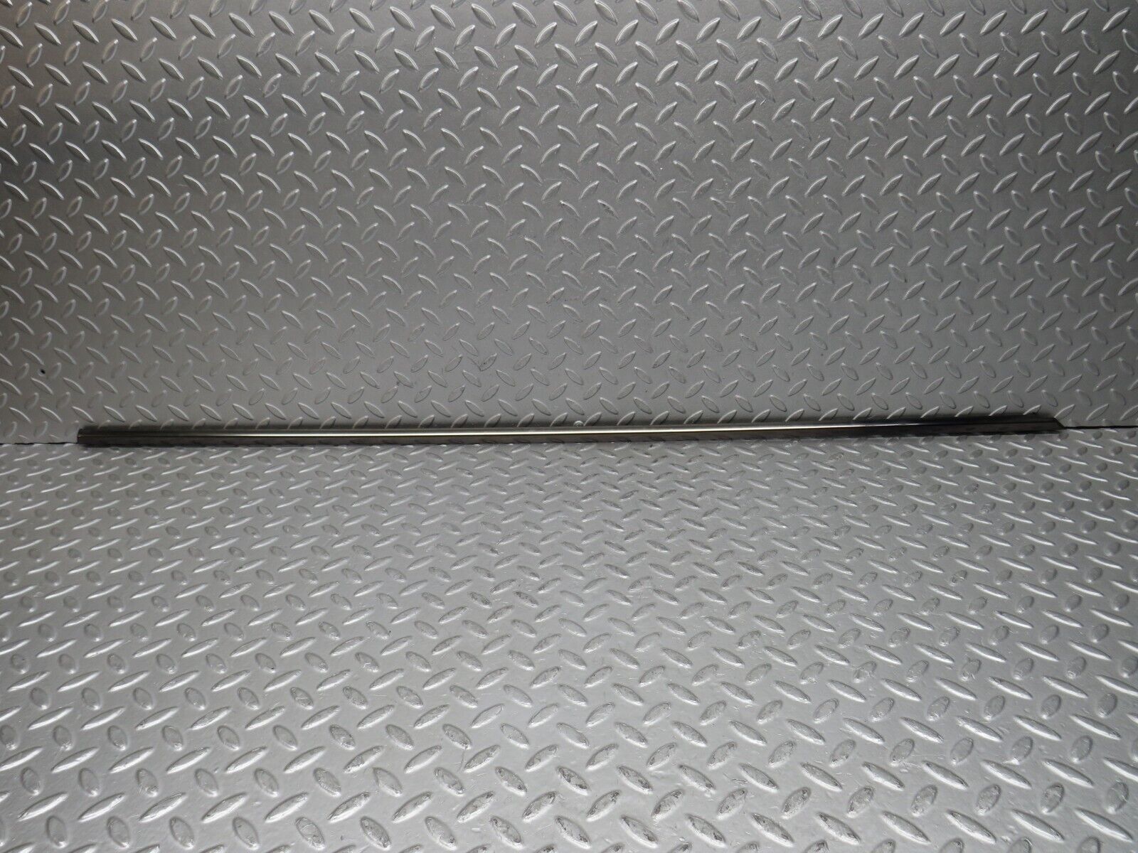 37890 Mercedes-Benz A124 320E Cabriolet Right Door Window Moulding Trim