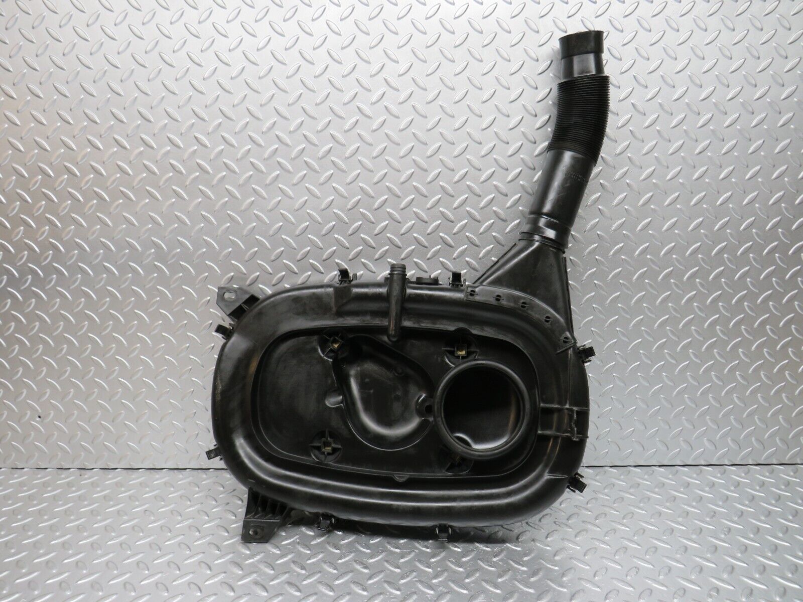 30362 Mercedes-Benz W124 230E Air Filter Box Housing 0150948802 1020941687