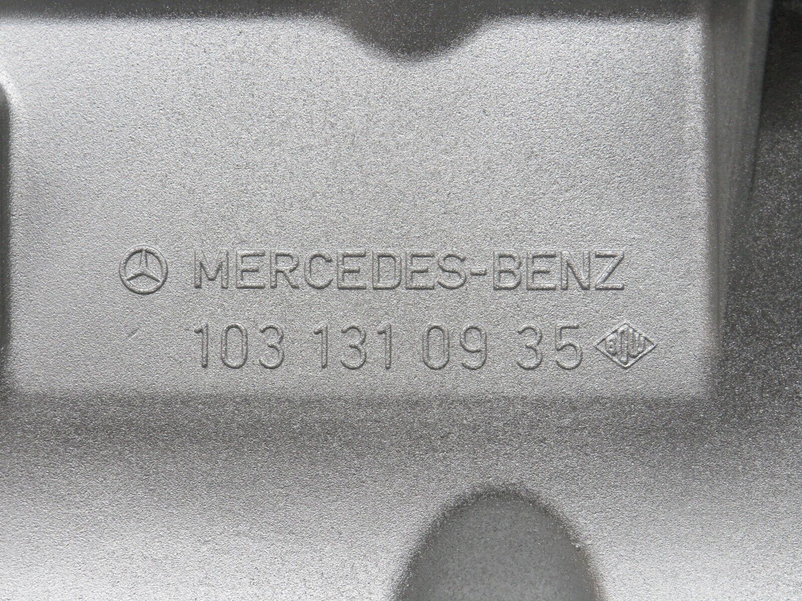 38135 Mercedes-Benz A124 320E Cabriolet Power Steering Pump Bracket 1031310935