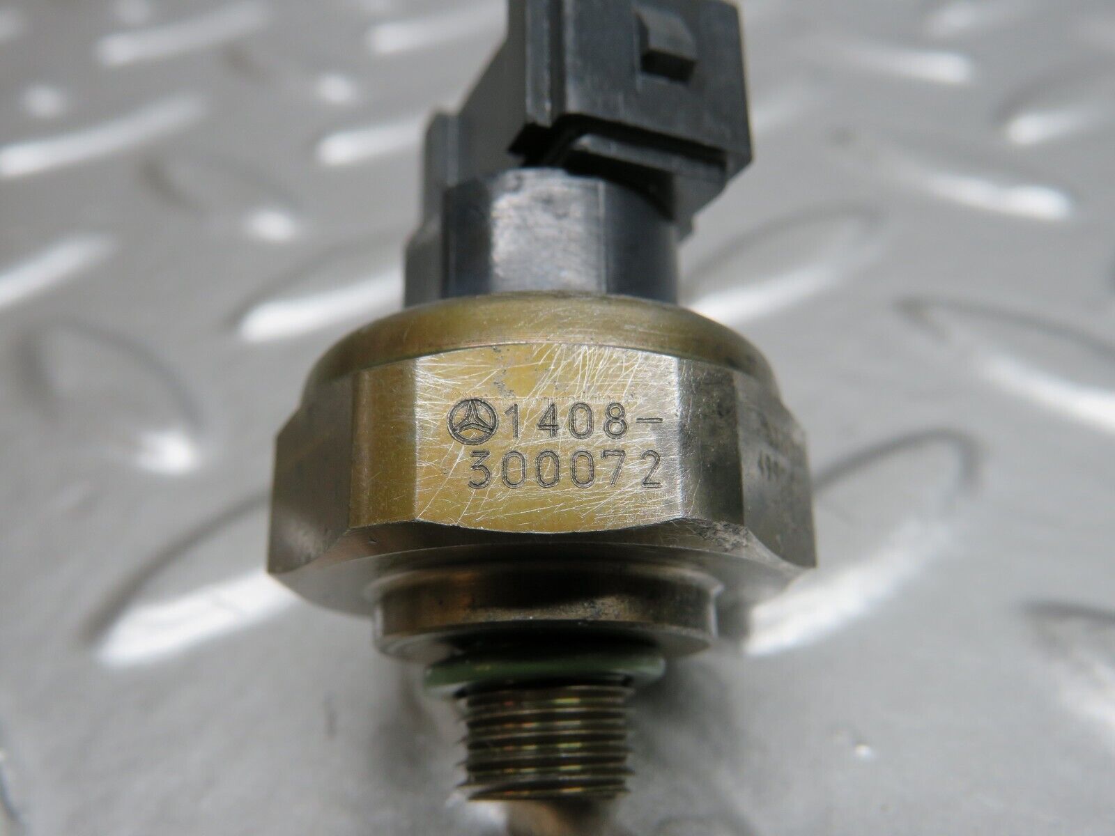 24695 Mercedes-Benz W140 S320 A/C Pressure Switch 1408300072