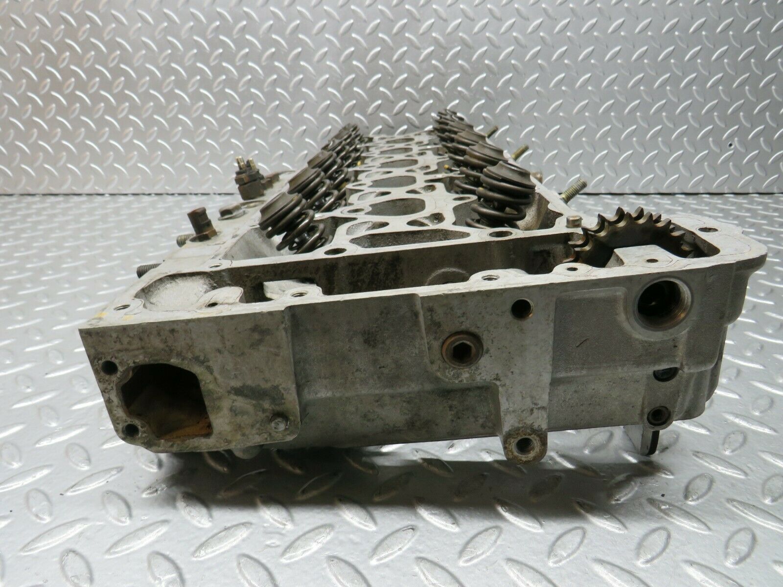 23676 Mercedes-Benz W114 280E Cylinder Head 1100161901