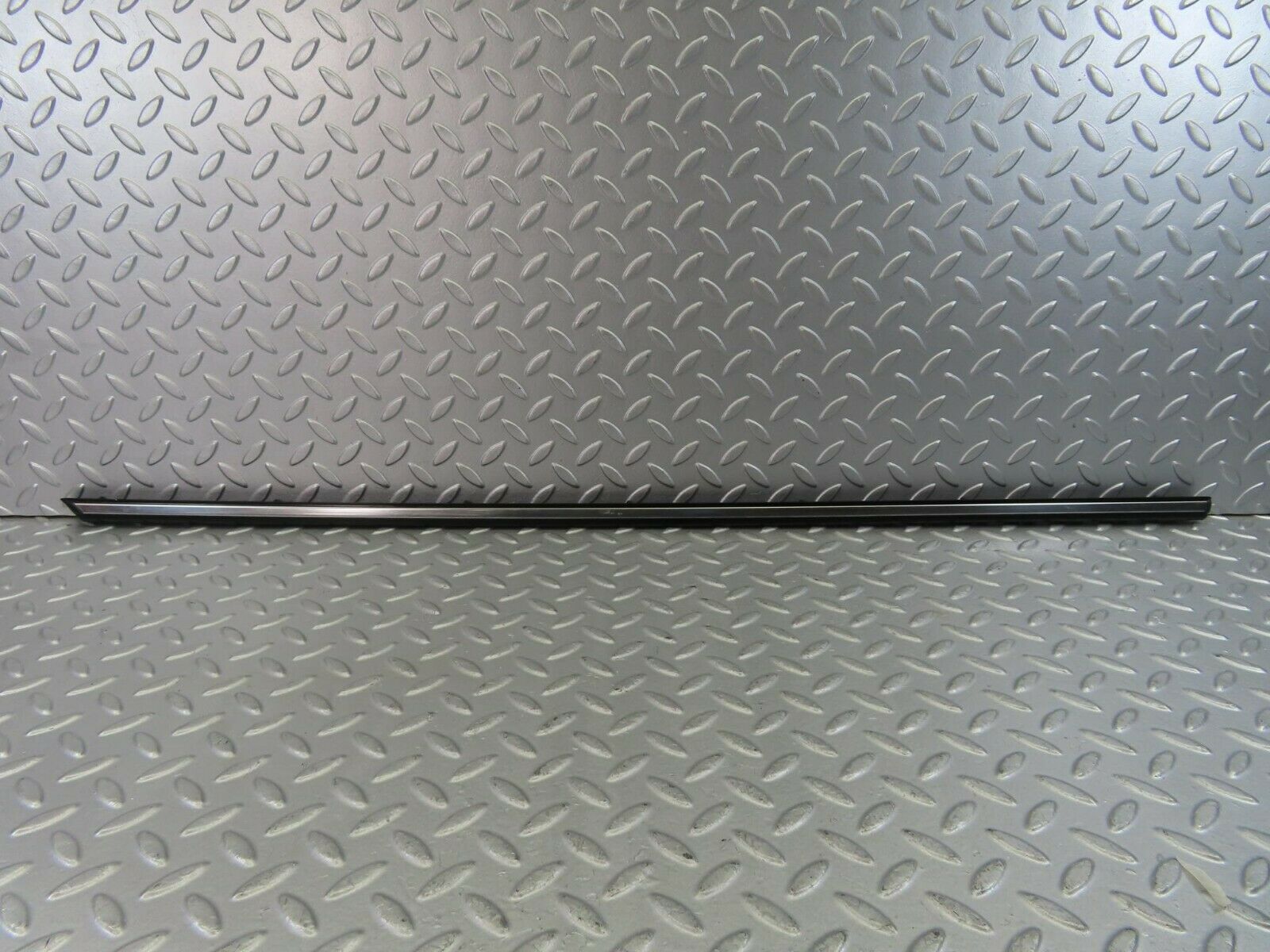 10277 Mercedes-Benz W123 Rear Left Door Centre Moulding Trim