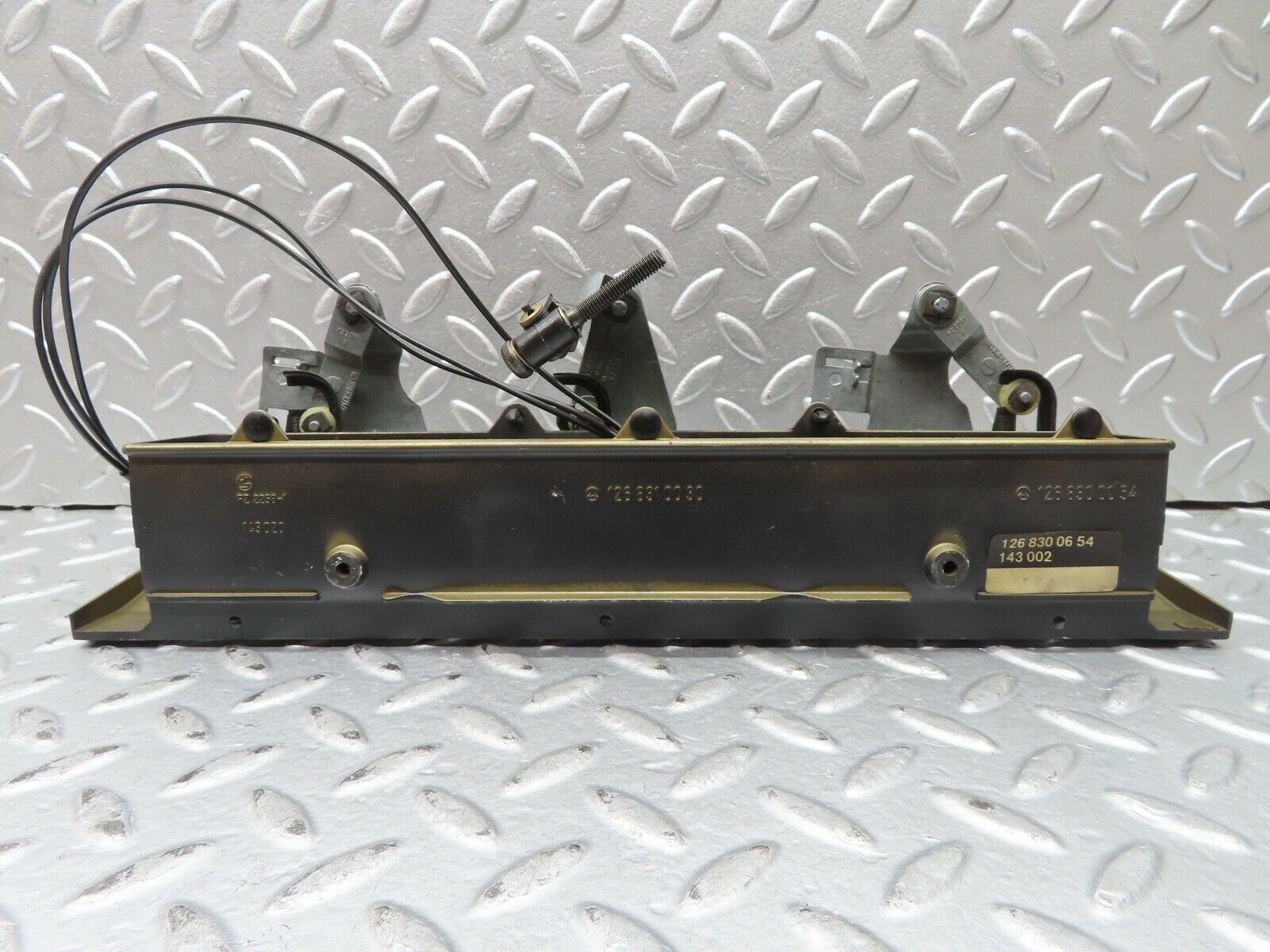 21667 Mercedes-Benz W126 300SE Dashboard Centre Air Vent 1268310030