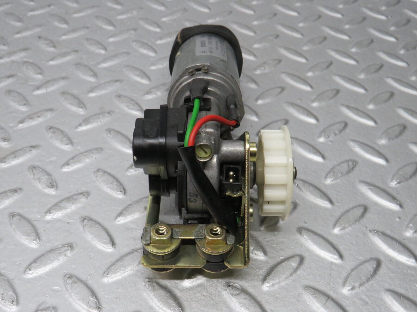 36850 Mercedes-Benz R129 300SL-24 Front Left Seat Adjustment Motor Bosch 1298202342 0390206655