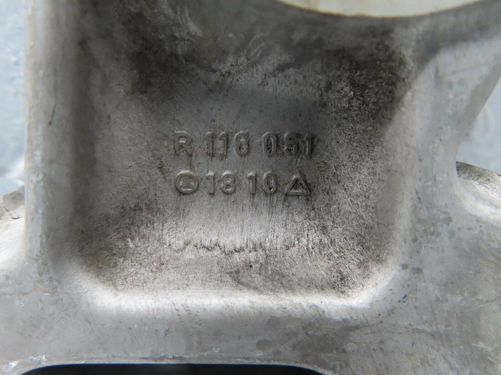 16548 Mercedes-Benz C107 350SLC Coupe Camshaft Tower Bearing 1160511810