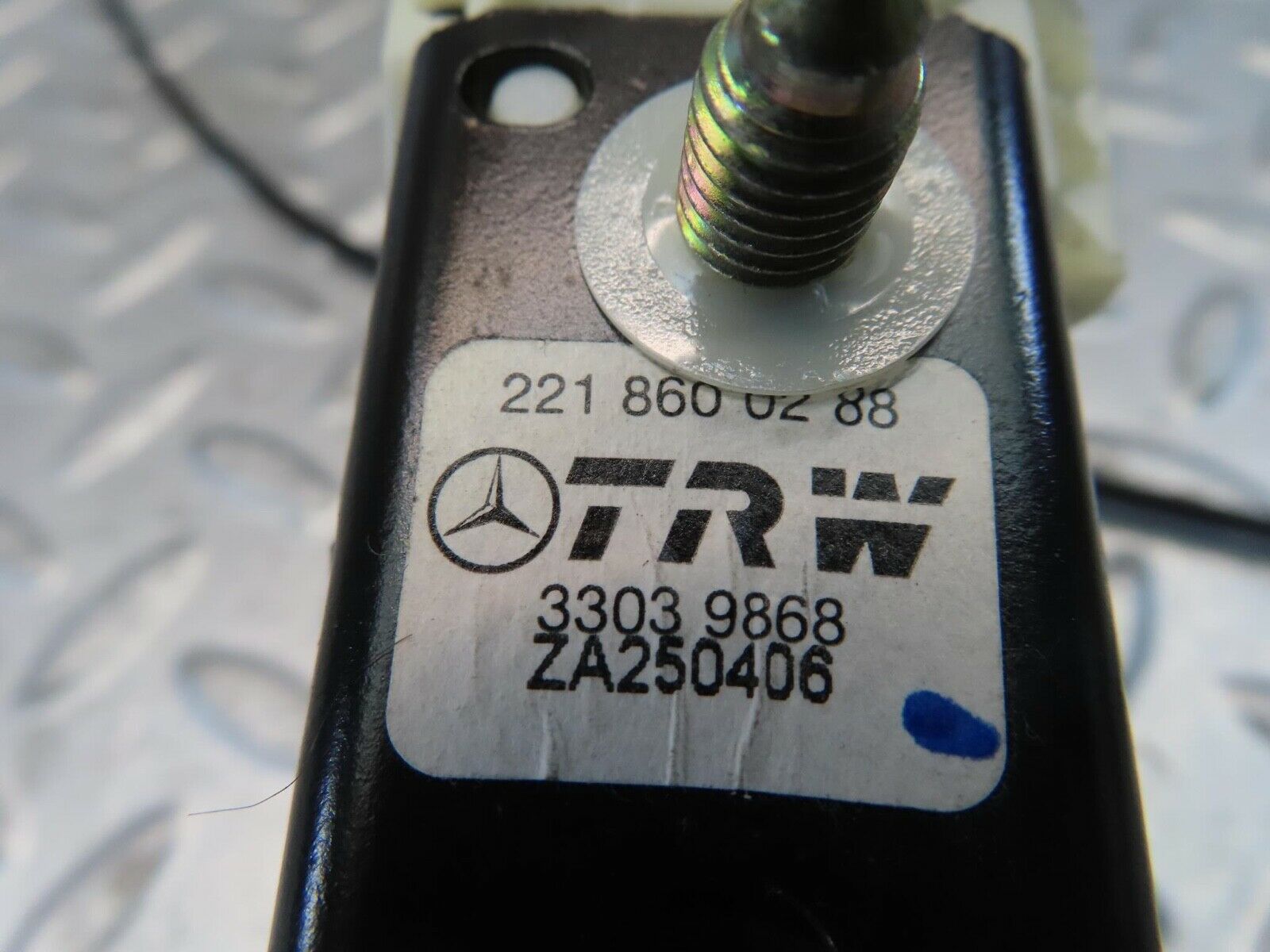 11222 Mercedes-Benz W221 S320 Front Right Seat Belt Adjuster Cable 2218600288