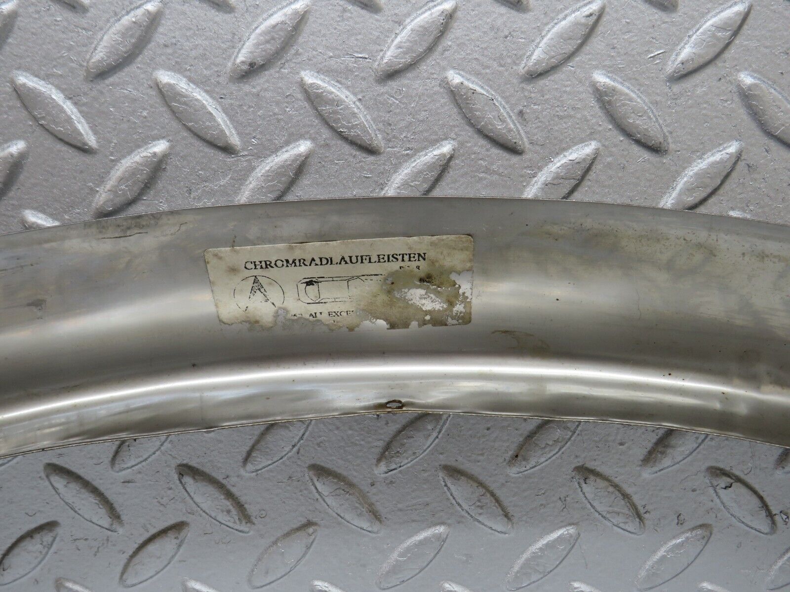36291 Mercedes-Benz W126 420SE Rear Left Chrome Wheel Arch Trim