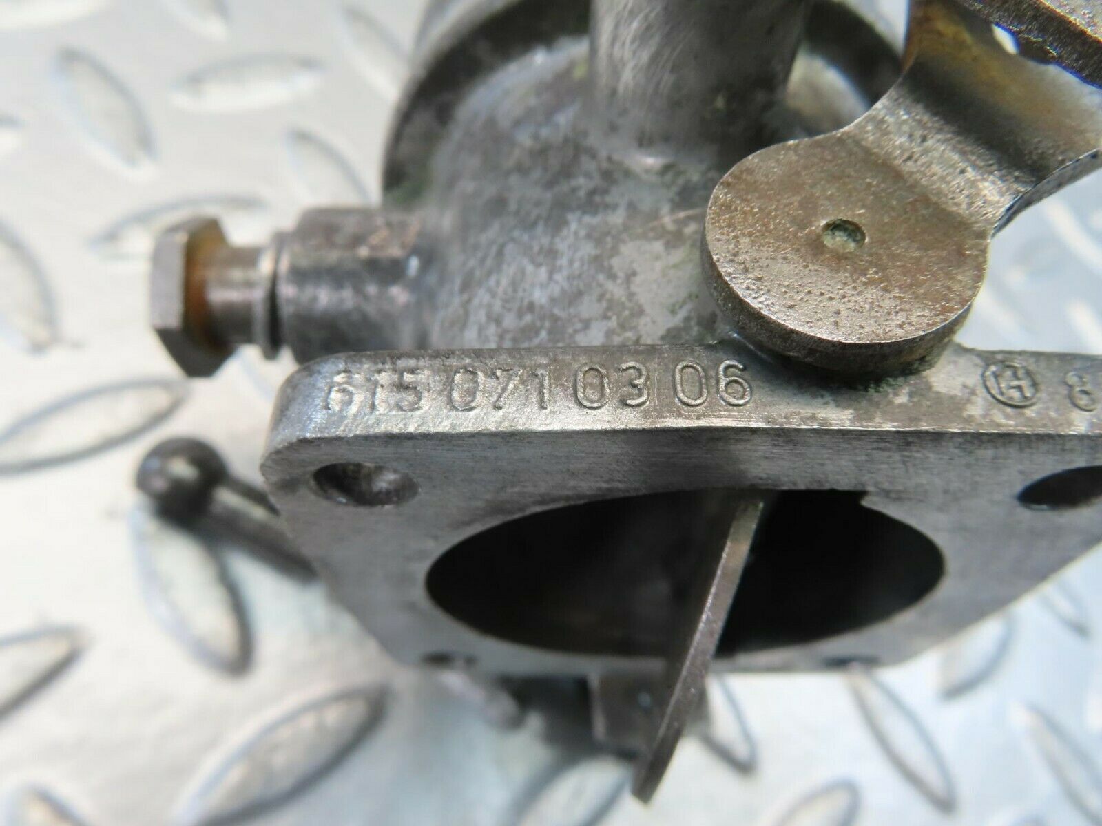 10960 Mercedes-Benz W115 220D Throttle Body Valve 6150710306