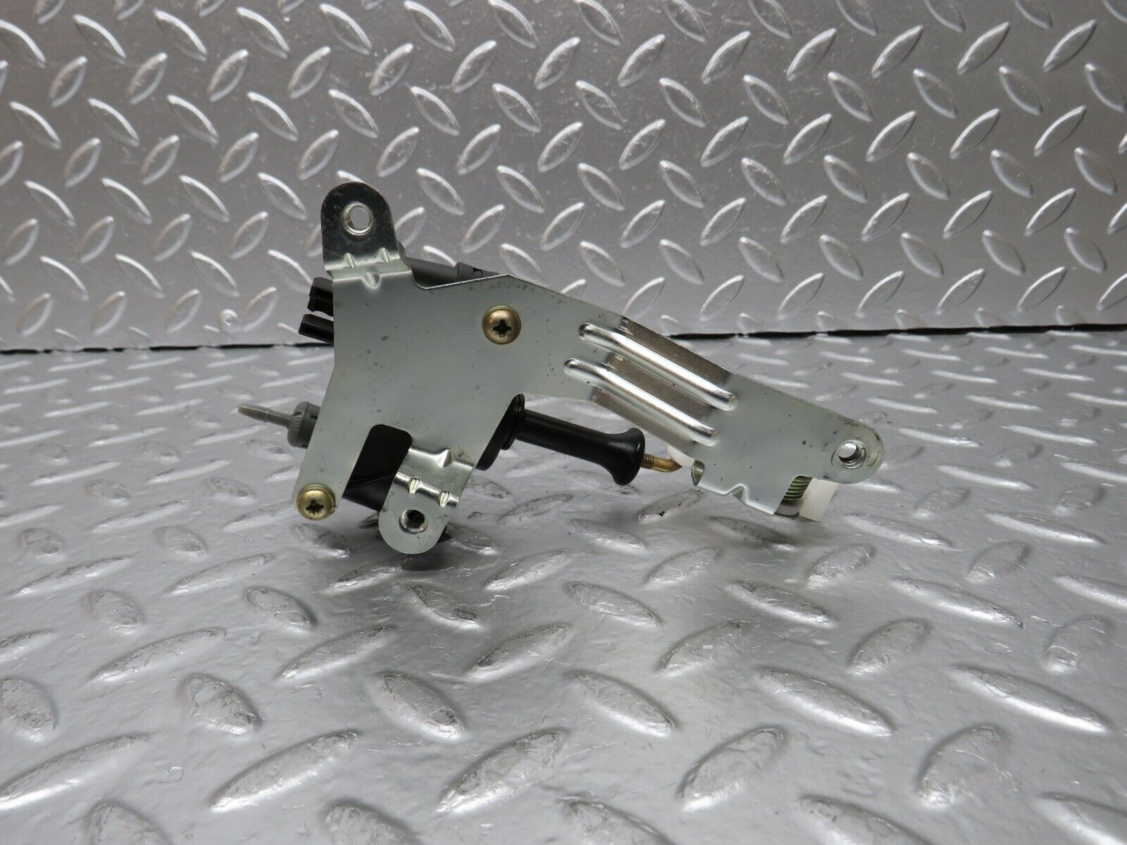 24933 Mercedes-Benz W140 S320 Trunk Lock Vacuum Actuator