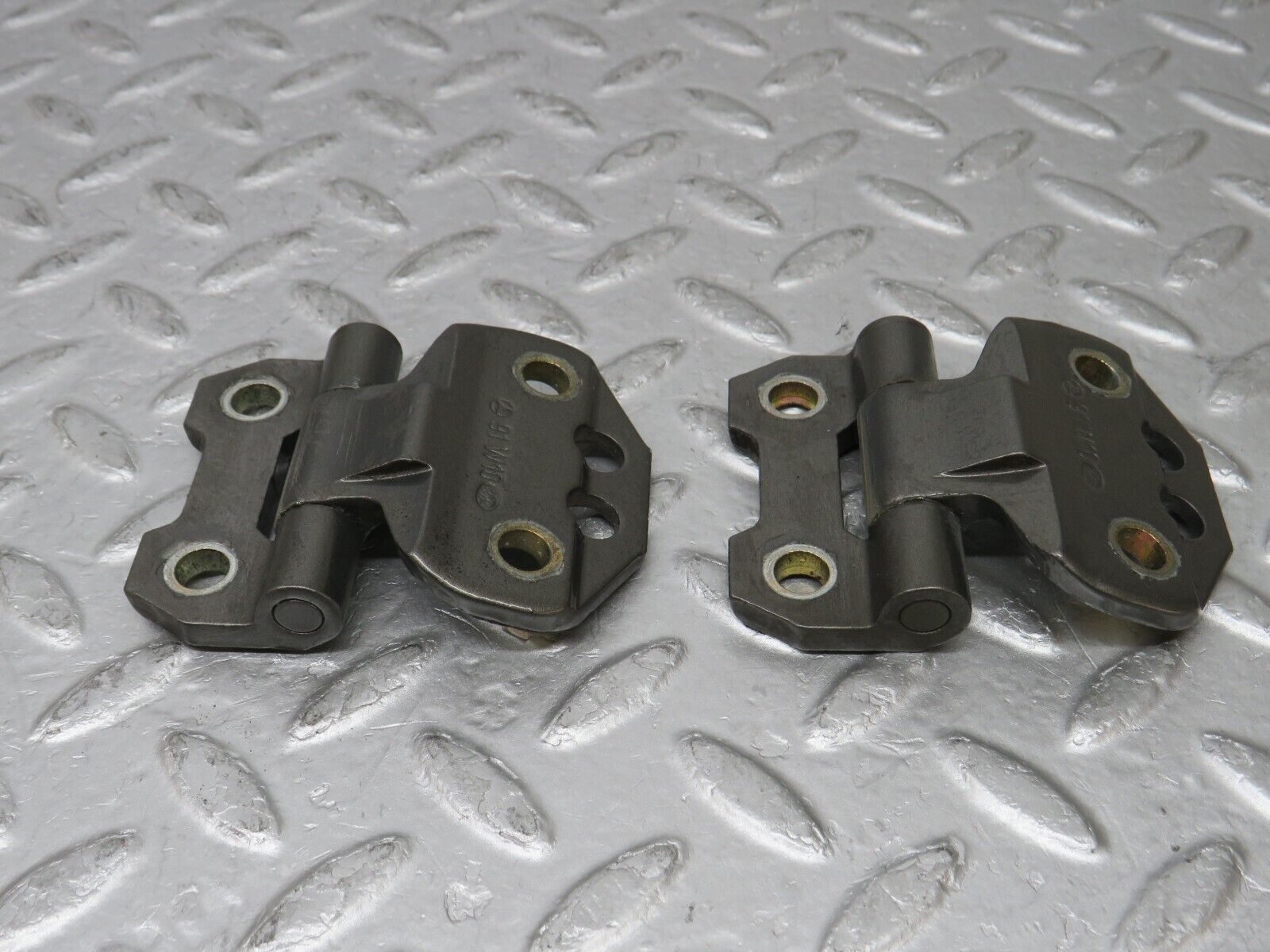 35305 Mercedes-Benz W124 Front Door Hinge Pair