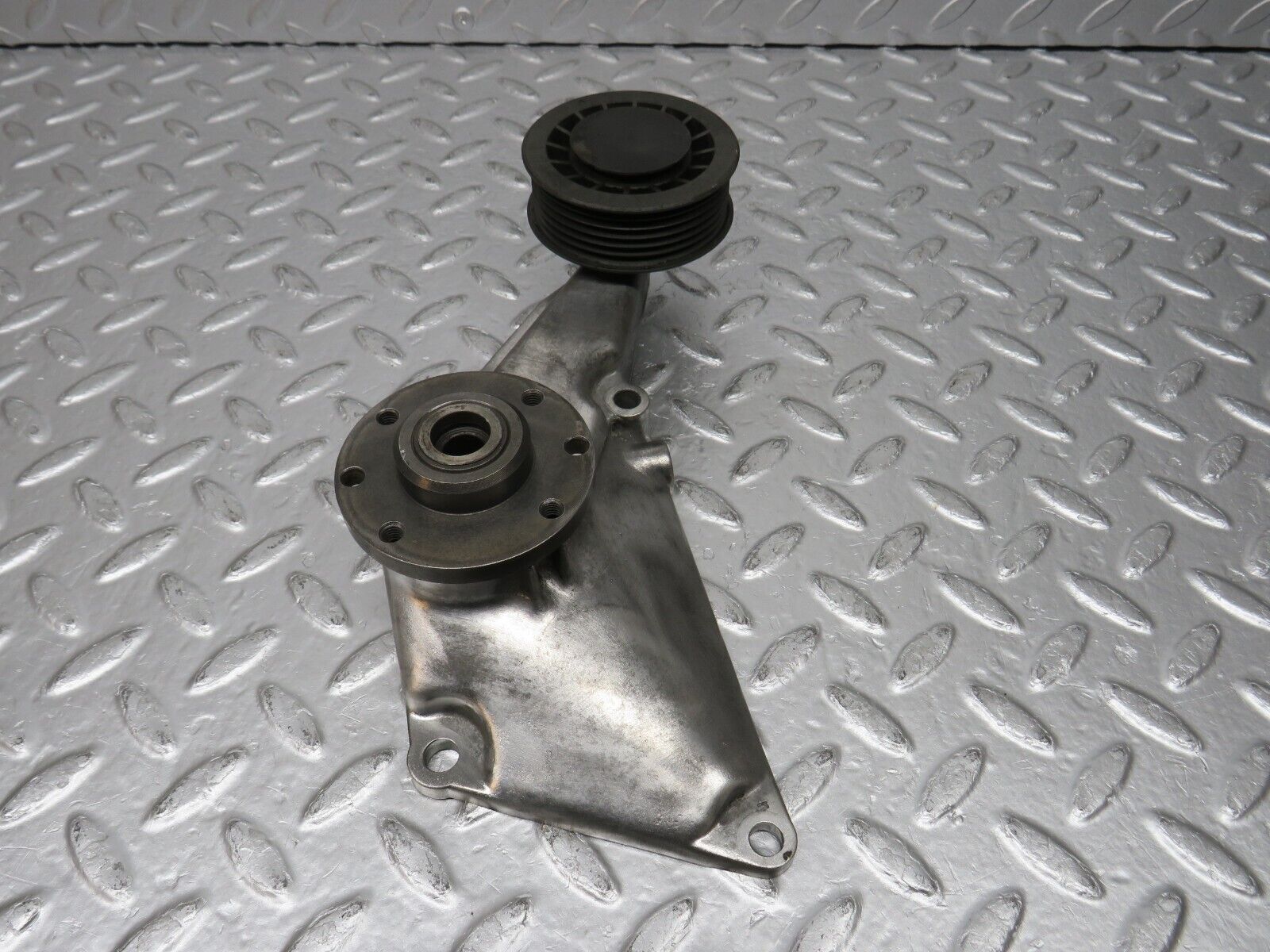 32626 Mercedes-Benz S124 300TE Engine Cooling Fan Clutch Bracket 1032050805