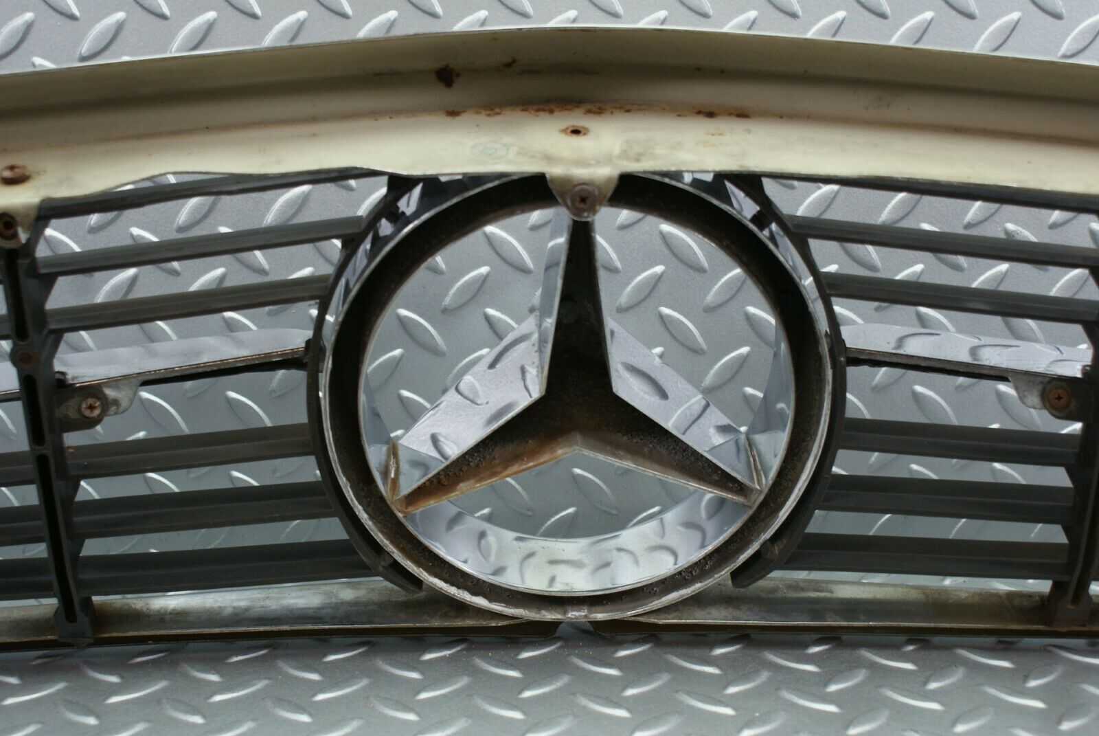 2711 Mercedes-Benz C107 350SLC Coupe Coupe Bonnet Grill Chrome