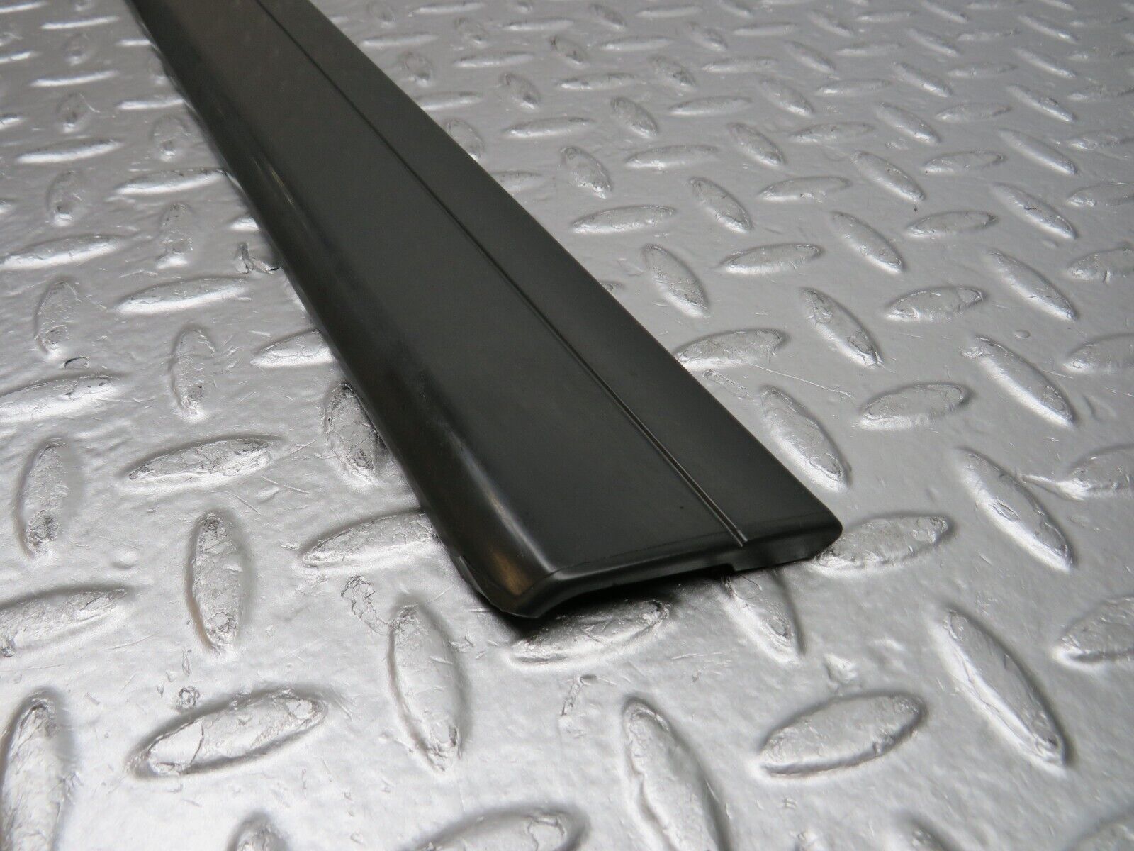 32305 Mercedes-Benz S124 300TE Wagon Rear Right Door Centre Moulding Trim