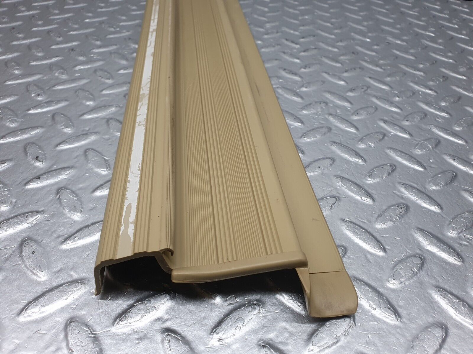 40908 Mercedes-Benz W126 300SE Rear Right Door Sill Trim Beige