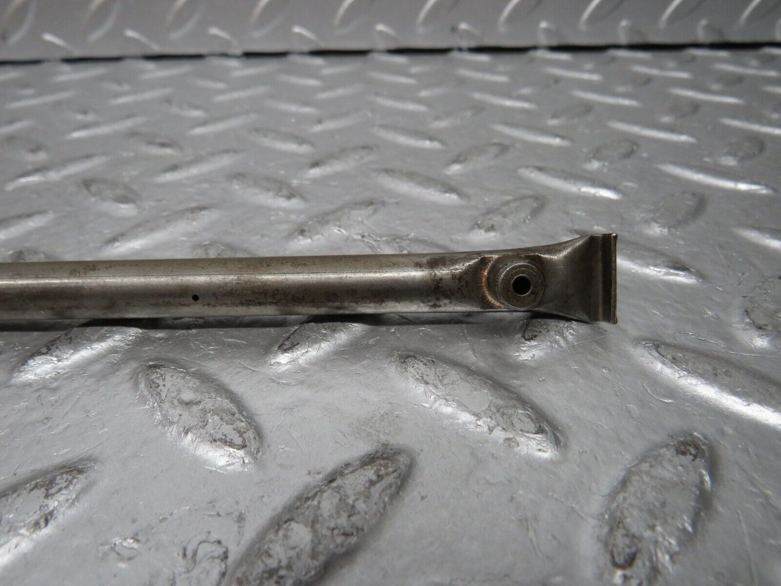 29941 Mercedes-Benz W123 230E Camshaft Oil Tube