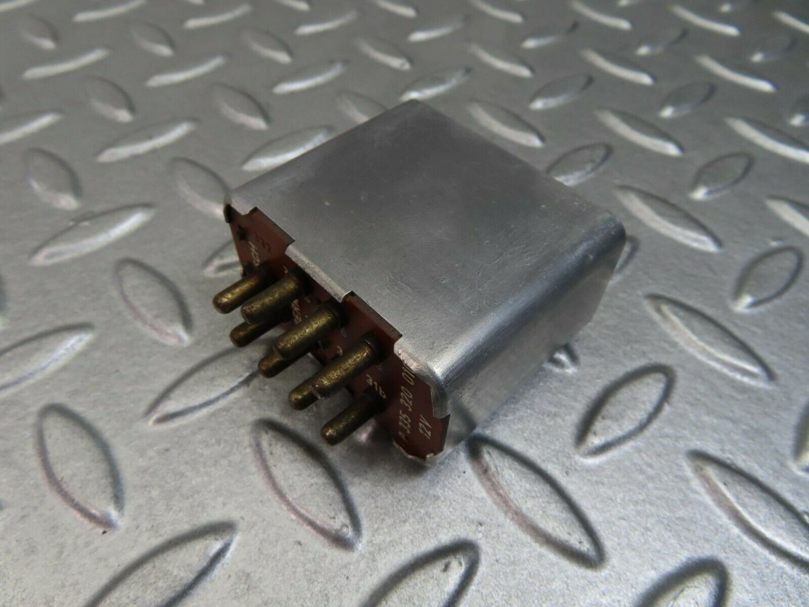 8222 Mercedes-Benz C107 Wiper Control Relay Bosch 0335320010