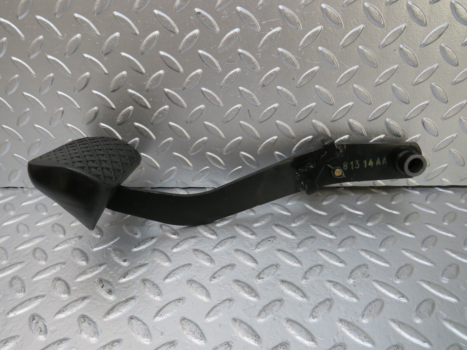 25762 Mercedes-Benz W124 280E Brake Pedal 1232910082