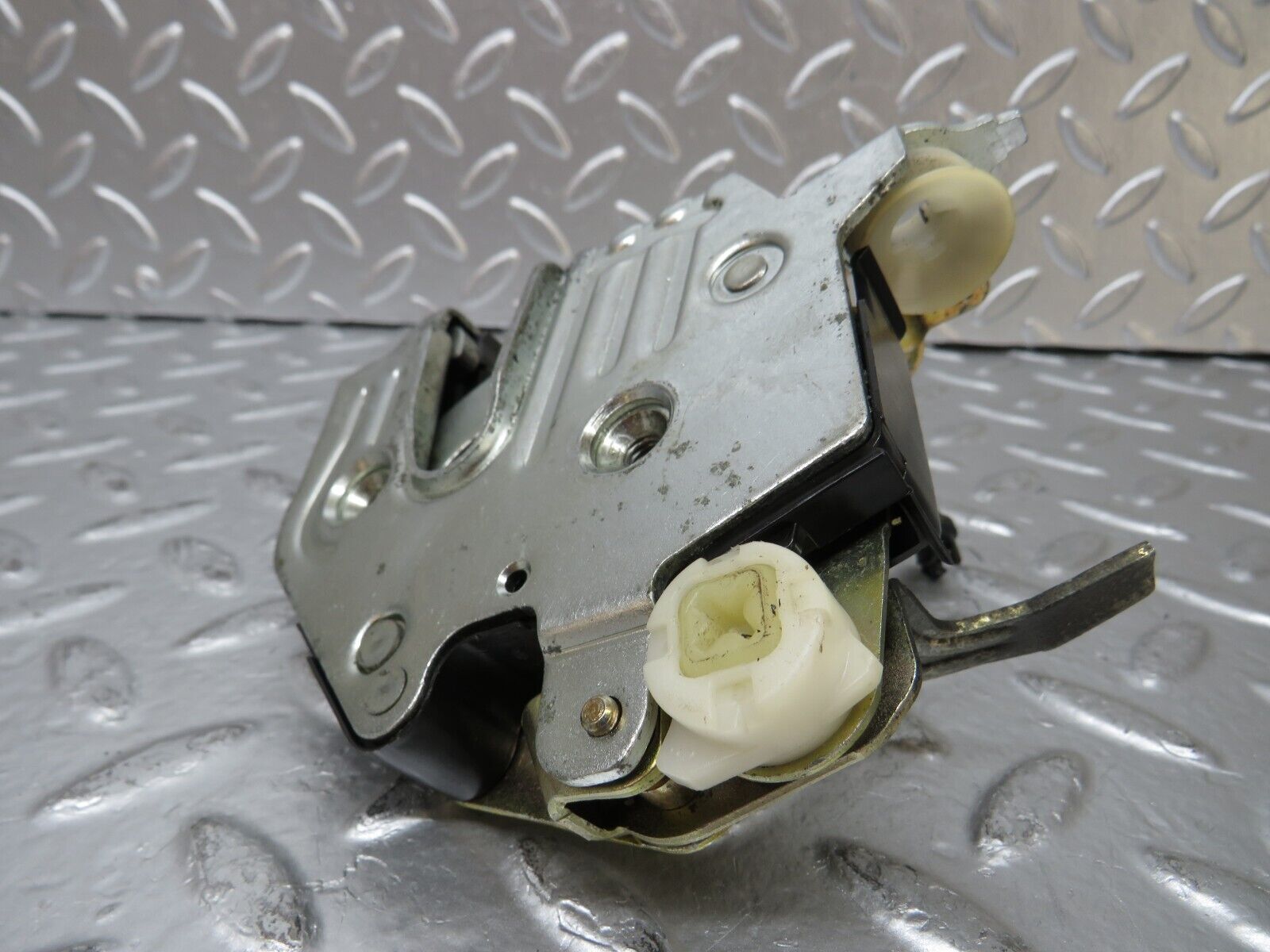 25211 Mercedes-Benz W201 190D Front Right Door Lock Mechanism