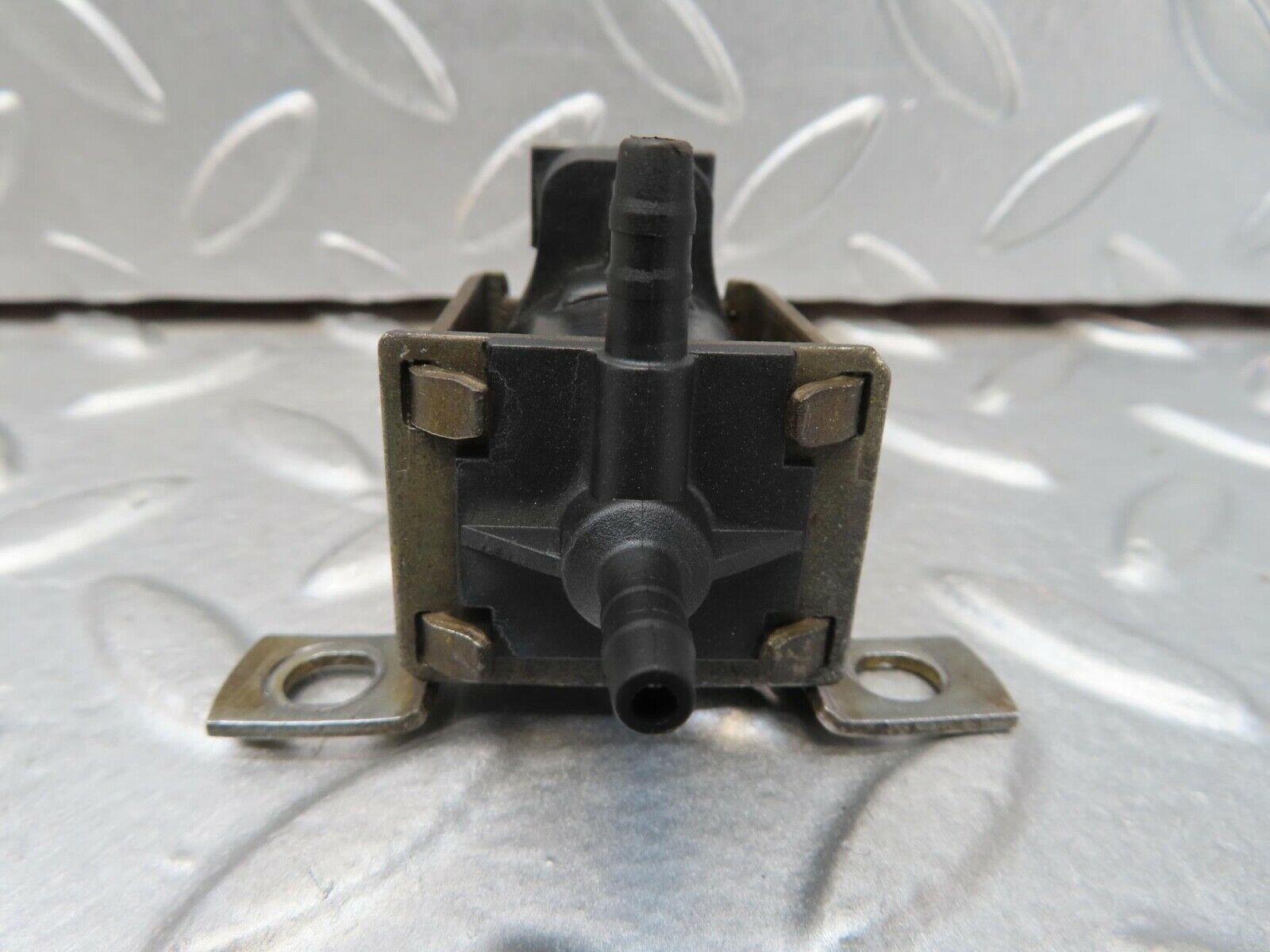 15339 Mercedes-Benz W123 230E Vacuum Control Valve Pierburg 0015407097