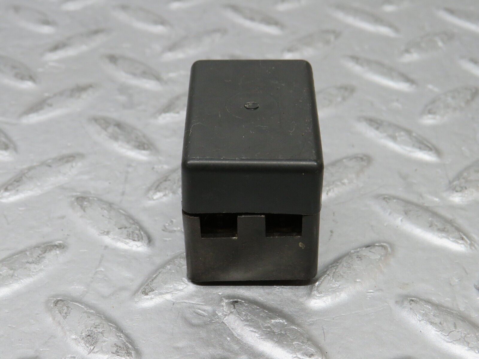 37323 Mercedes-Benz W109 300SEL Fuse Box Connector