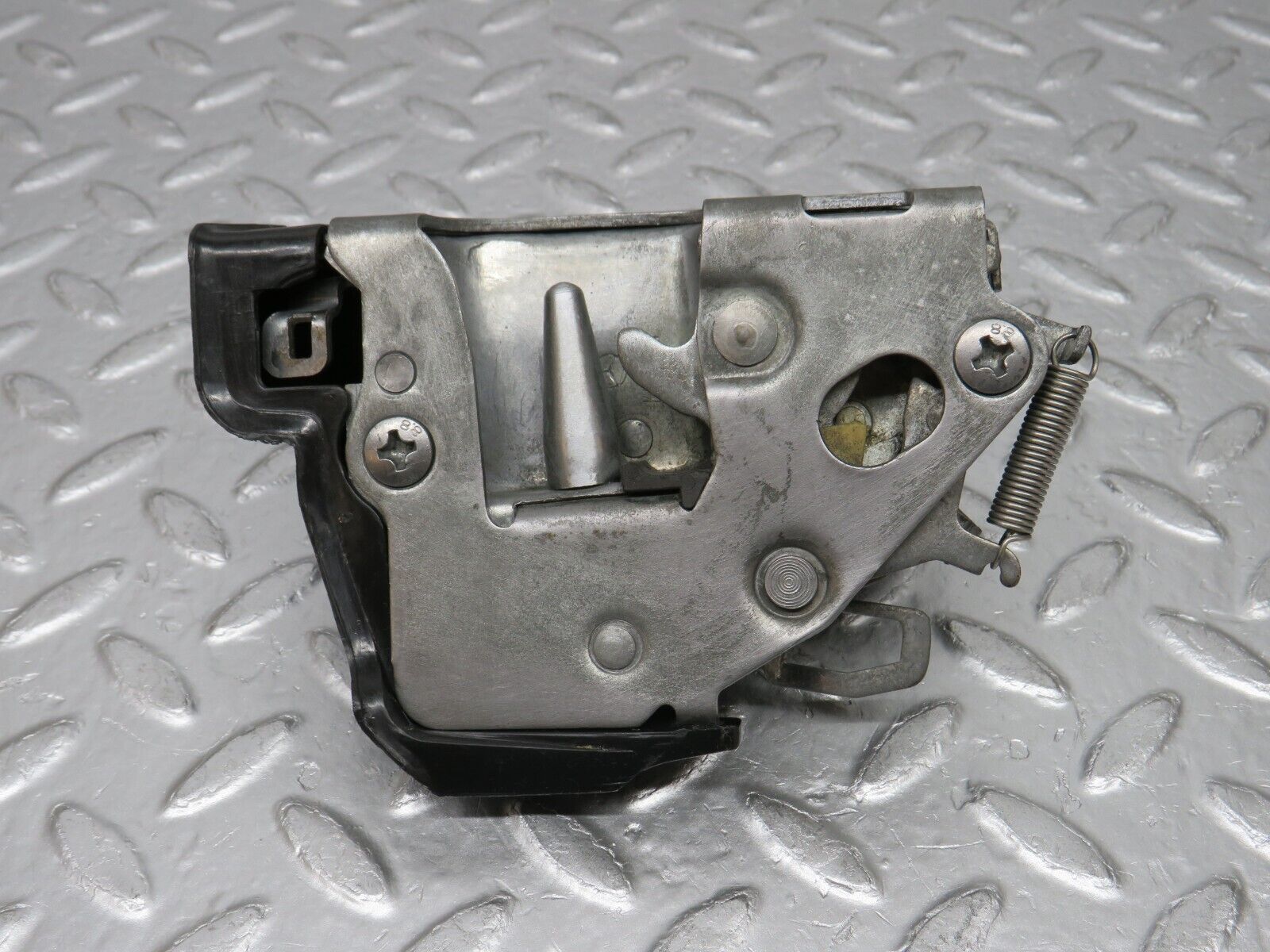 0570 Mercedes-Benz W123 230E Rear Left Door Lock Mechanism 1237330108