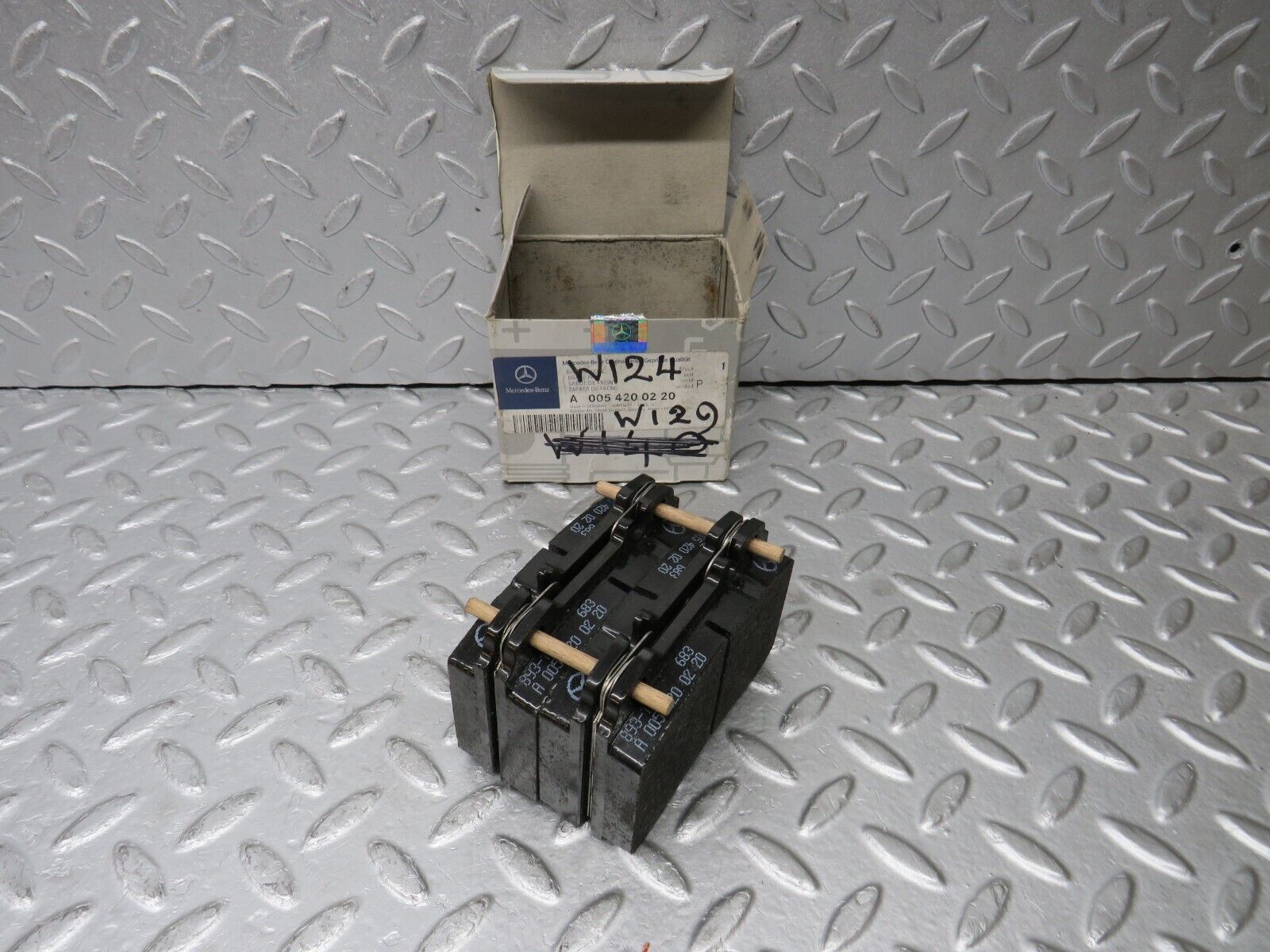 38209 Mercedes-Benz W124 R129 Genuine Front Brake Pads New 0054200220