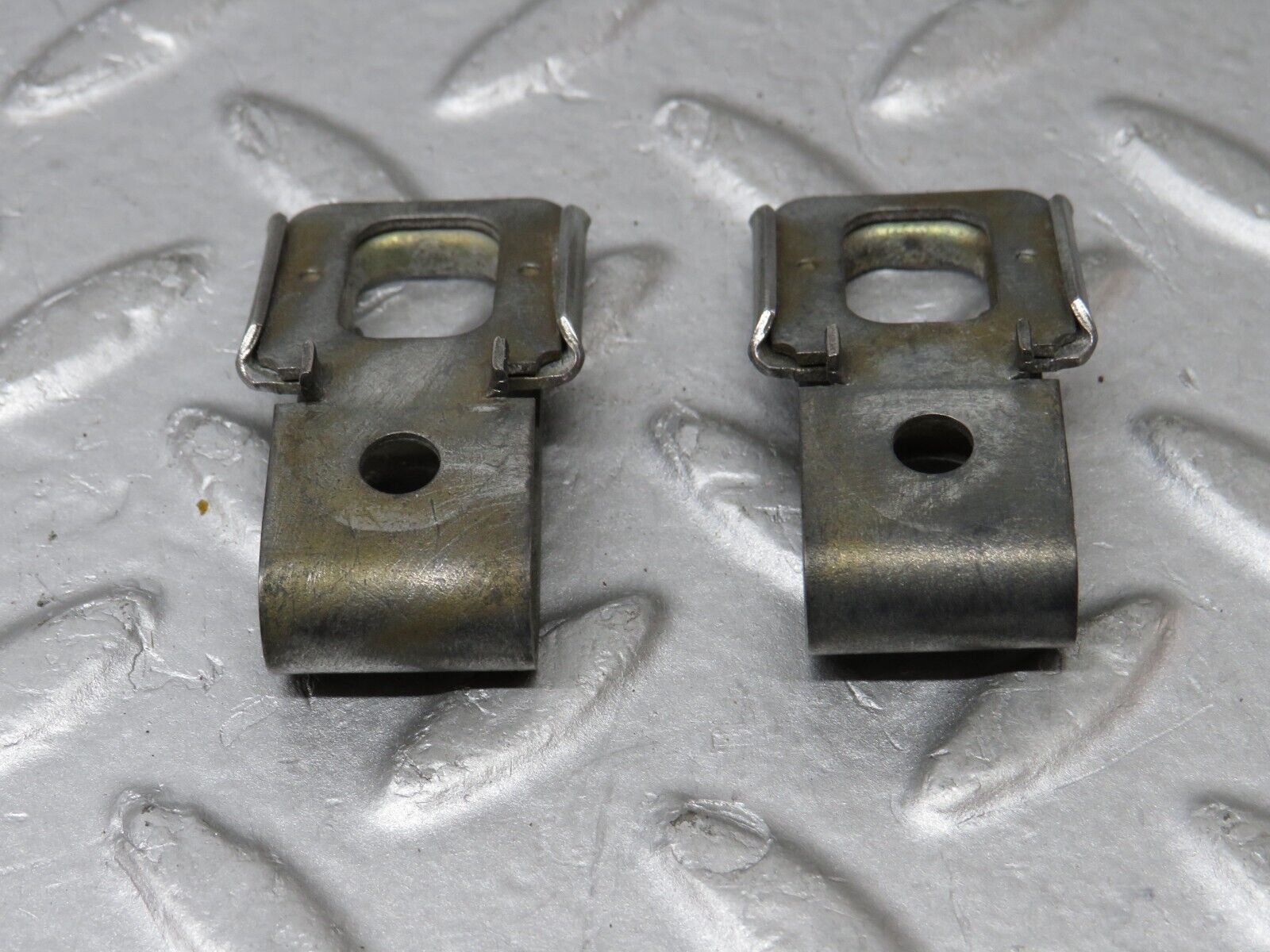 36243 Mercedes-Benz W126 420SE Fuel Injector Bracket 2x