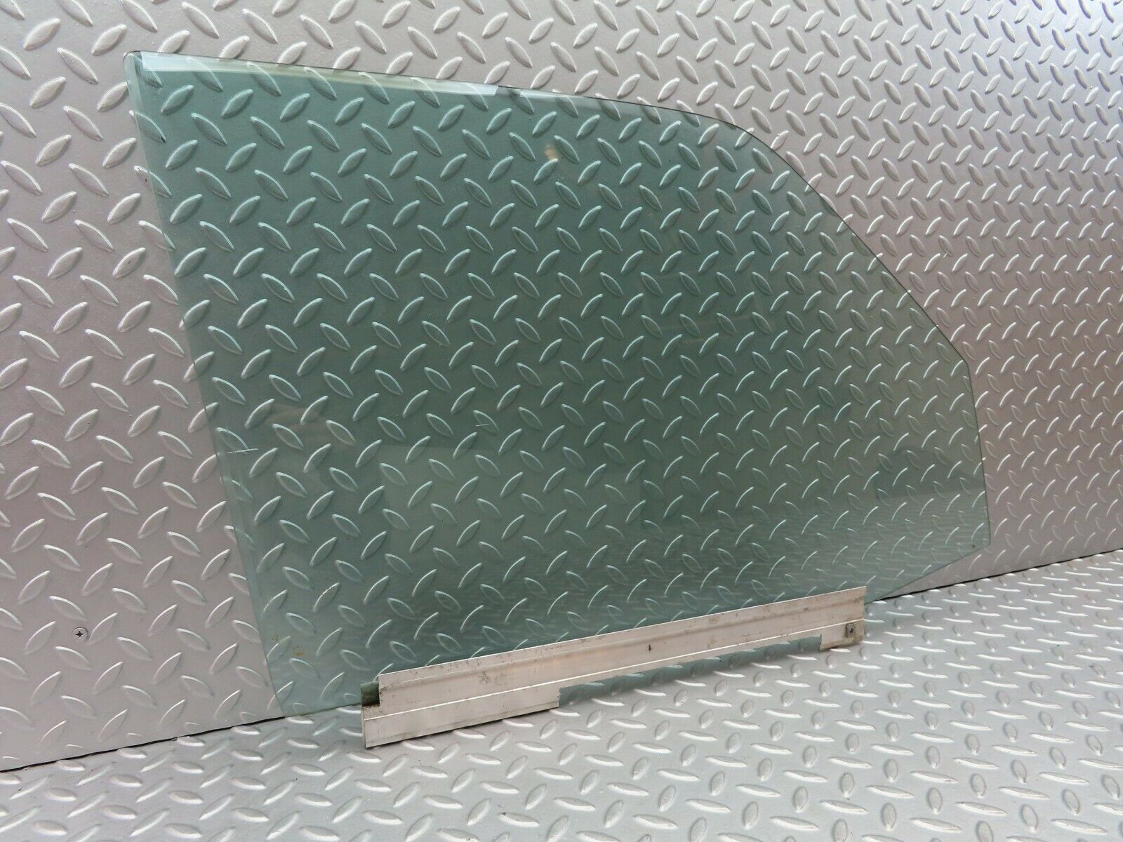 6313 Mercedes-Benz W126 380SE Front Right Door Window Glass