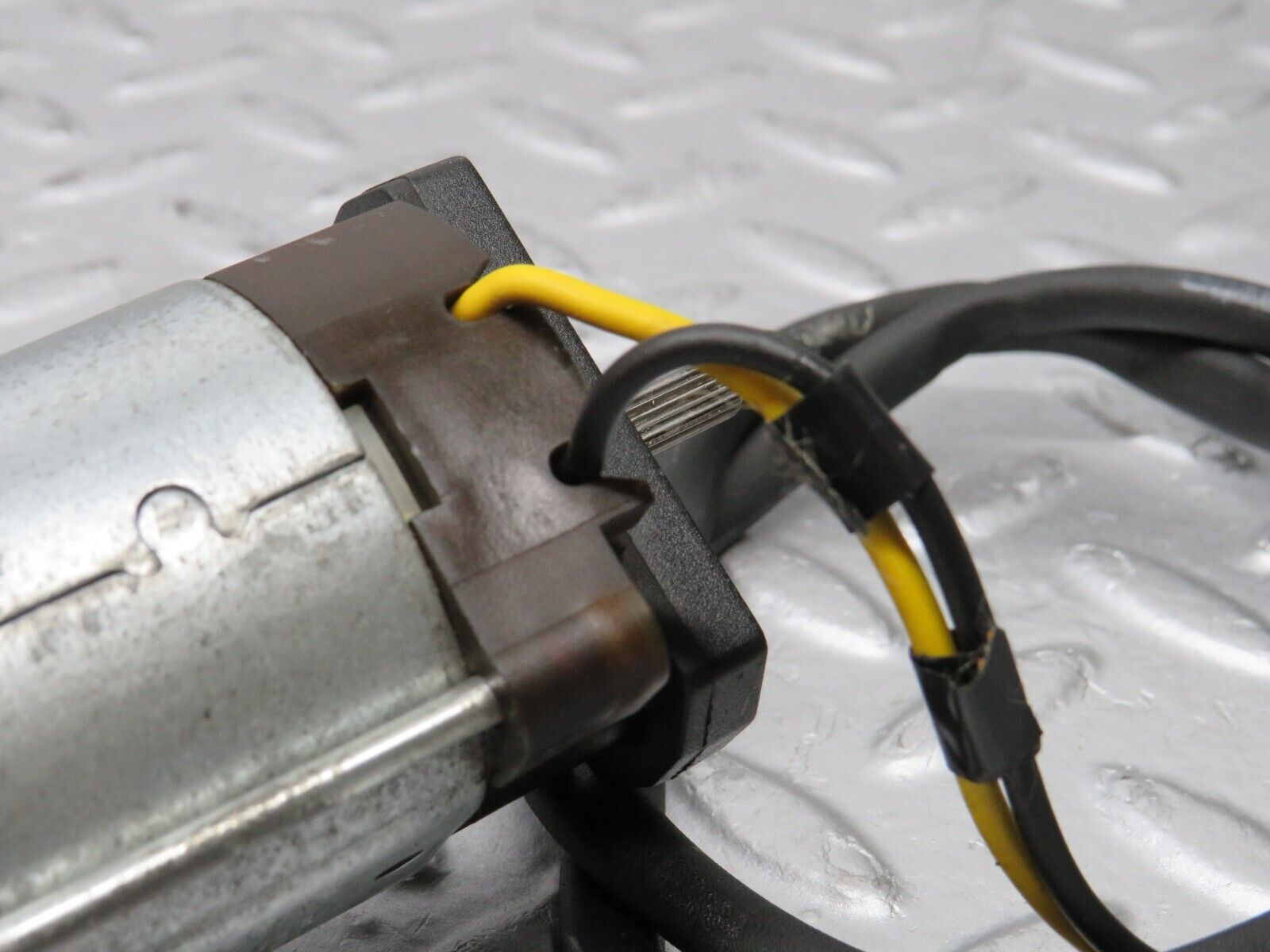 36847 Mercedes-Benz R129 300SL-24 Front Left Seat Adjustment Motor Bosch 1298205542 0130008032