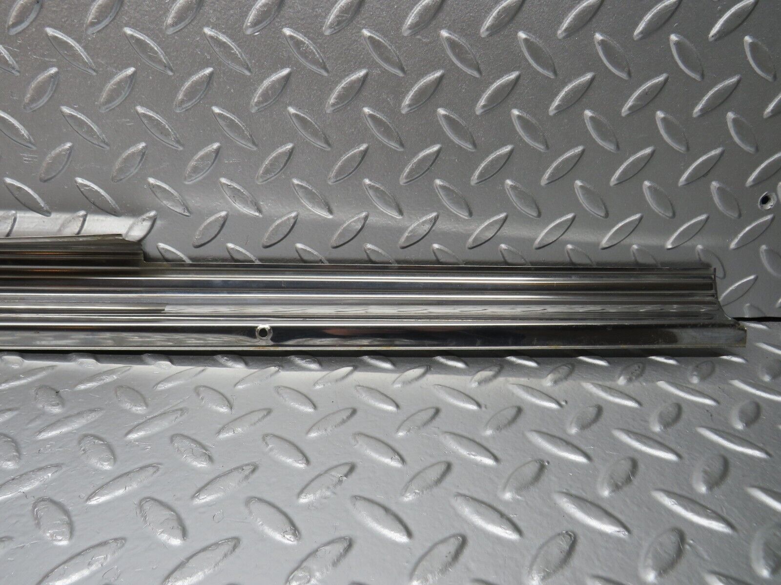 0844 Mercedes-Benz C107 350SLC Coupe Right Door Sill Chrome